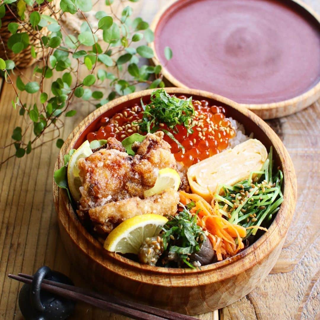 Atsukoのインスタグラム：「Today's lunch 2020.10.03 ･ ･ いくらご飯 サワラの竜田揚げ 卵焼き 茄子と豚肉のポン酢和え キャロットラペ 豆苗ナムル ･ ･ 昨日のイクラでいくらご飯。 昨日のいくらは粒が大きくて食べ応え抜群だったー❤ お正月にむけて作って冷凍しておかないと😋😋 ･ ･ 三浦春馬のドラマがあと1話で終わってしまうのか悲しすぎる😭😭 最後までみたかったなー。。。 ･ ･ 3枚目は #PR @fujimi_official FUJIMIさんのフェイシャルパック。 パーソナル仕様なのでその人にあったレシピで作られています。 前回使ったとき、使用した次の日はやはり肌の感じが全然ちがったので継続で使用することに。 気になる方はストーリーみてね。 ･ ･  #FUJIMI#美容#パーソナライズマスク」