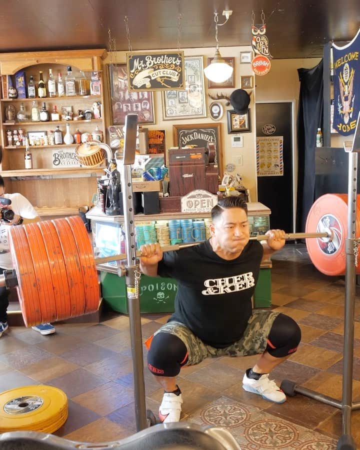 山本俊樹のインスタグラム：「- @mr.brothers_cutclub  @blackships_choujin1  @cherandker   MR.BROTHERS × BLACK SHIPS × 300KG  #いつでもどこでも300kg  300kg分のバーベルとプレートは一人では運べない  「いつでも」は自分の実力があってこそだが 「どこでも」においては周りの協力があるから出来ること  @blackships_choujin1 BLACK SHIPSのメンバーに感謝」