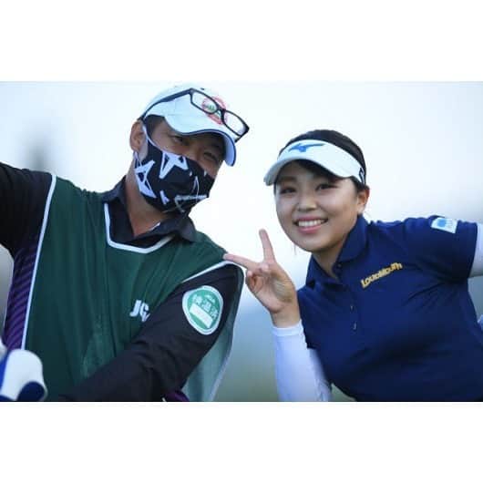 幡野夏生のインスタグラム：「日本女子オープン、2日目で終了してしまいました。 キャディ兼コーチしてくださった、三觜プロ本当にありがとうございました🙇💜 そして応援してくださっているスポンサー様、家族、ファンの皆様、本当に今回の結果悔しいです。 * 今年は、出場できるLPGAの試合が日本女子オープンだけだっので、この大会に向けて調整していました。 普段のラウンドではミスにならないことが、女子オープンのセッティングだとスコアを崩す原因になったり、緊張感だったりとまだまだ足りないところがたくさんあるなと痛感しました。 * ですが、確実にショートゲームは前より良くなっていると実感できたし、これから取り組むインパクトゾーンの課題も明確になりました。 * そしてもう一つ強く思ったのが、またこの舞台で戦いたいということです。 とにかくコースセッティングや練習環境、本当に最高です。 早くプロテストの日程が決まり、ぶっちぎりで合格してまた戻れるように、しっかり毎日成長していきます。 あの女子オープンで気付けてよかった！！！となるように！ * #冗談言えなくなるくらい歯が立たなかった #歯折れた #でもまた生えてきた #ゾンビ精神で頑張るぞ #まだまだ人生これからや *  #ジーオーピー #Nexsol #PGM #環境ステーション #Loudmouth #ミズノ #アイインテグレーション * #ゴルフ #ゴルフ女子 #ゴルフスイング #プロゴルファー #YouTuber #プロゴルTuber #MITSUHASHITV #幡野夏生の目指せ賞金女王 #golf #golfswing #jlpga #lpga」