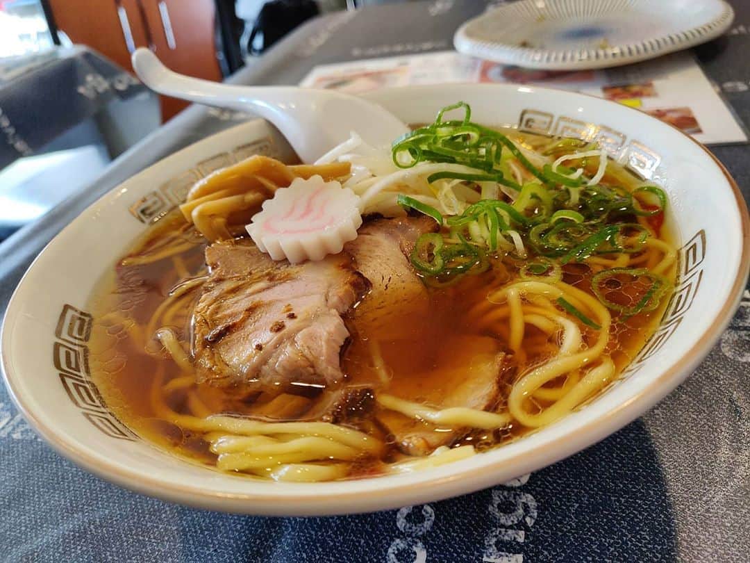 のインスタグラム：「魂の中華そば 魂麺 横浜反町店 本八幡の魂麺が横浜反町店をオープンしたっていうんで、お世話になっている店主さんに会いに行った。反町駅降りてすぐの好立地。注文は久しぶりの魂中。 鶏だけでなく豚も使ったスープは町に根付く中華のラーメンを彷彿させつつ、現代的な洗練された味も感じさせる。もやしが隙間を埋めるでなく、相性の良さを感じさせるコク深さがこの中華そば。 9/26オープンから休みなく盛況しているそうで、お疲れモードだったけど嬉しい悲鳴で元気そうで良かった！当面は不定休で営業するそうですが、伺う際はお店のツイッターをチェックするといいです。」