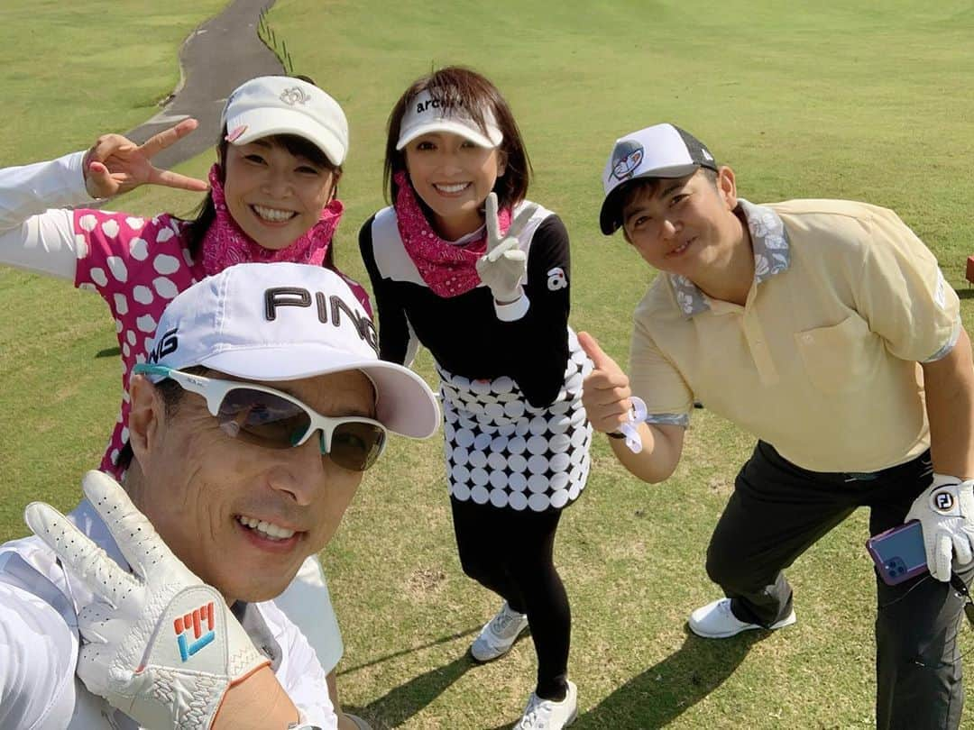 黒田アーサーさんのインスタグラム写真 - (黒田アーサーInstagram)「昨日はめちゃめちゃ楽しいゴルフ⛳️でした‼️メンバーはプロゴルファー天沼知恵子(チャン先生)さん💕、ゴルフ中継ゴルフ番組のMCでお馴染みの小西綾子さん💕、日テレのズームイン‼︎サタデー司会望月理恵さん💕実は皆んな天沼さんのEMSトレーニングジム「インパクトボディ」繋がり😉👍チャン先生にワンポイントアドバイスを頂きながらのラウンドは最高に贅沢ですね😊それにしてもこのメンバーみんな乗りが良くて最高です！また行く約束をして解散しました😉✌️チャン先生ありがとうございました‼️ #ゴルフ #golf  #天沼知恵子プロ  #小西綾子アナ  #望月理恵アナ  #黒田アーサー #ping  #ピンゴルフジャパン  #forsalinkgolfglove  #iomicsunglass」10月3日 16時20分 - kuroda_arthur