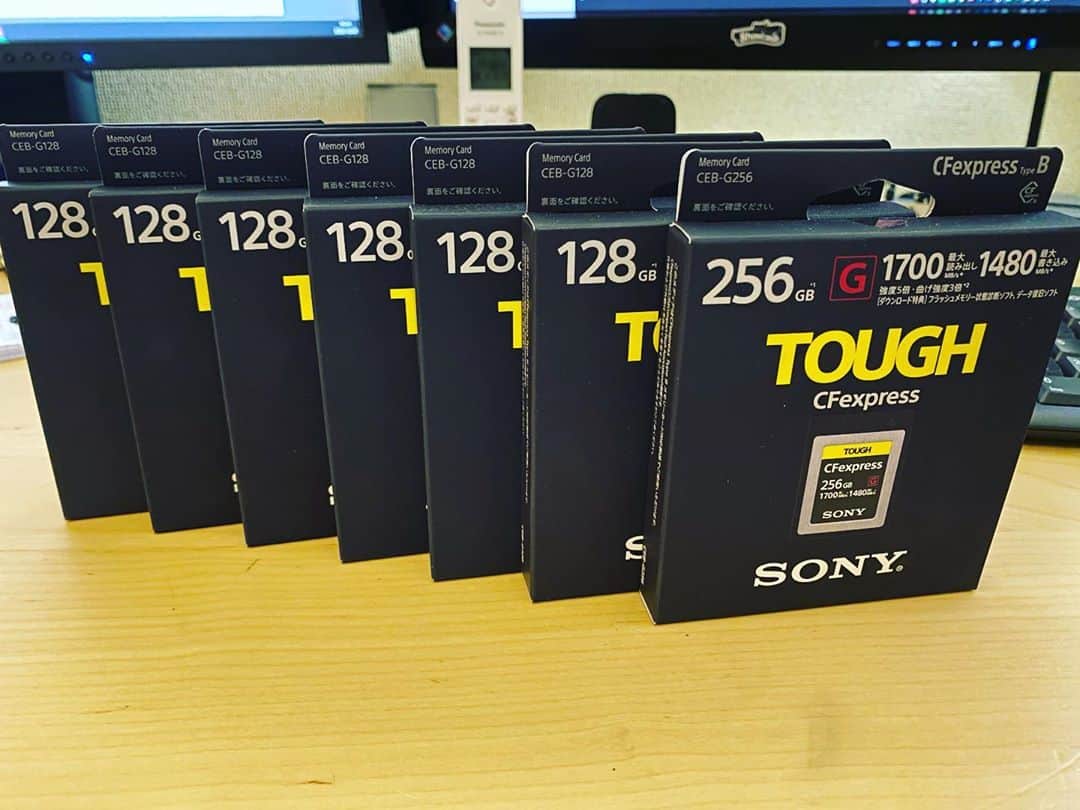 三吉ツカサのインスタグラム：「カメラ用のメモリーカードをいっぱい買ったよ。 #たぶん丈夫なやつ #これが壊れるとただの素振り #カメラ変えると一緒に買わなきゃなやつ」