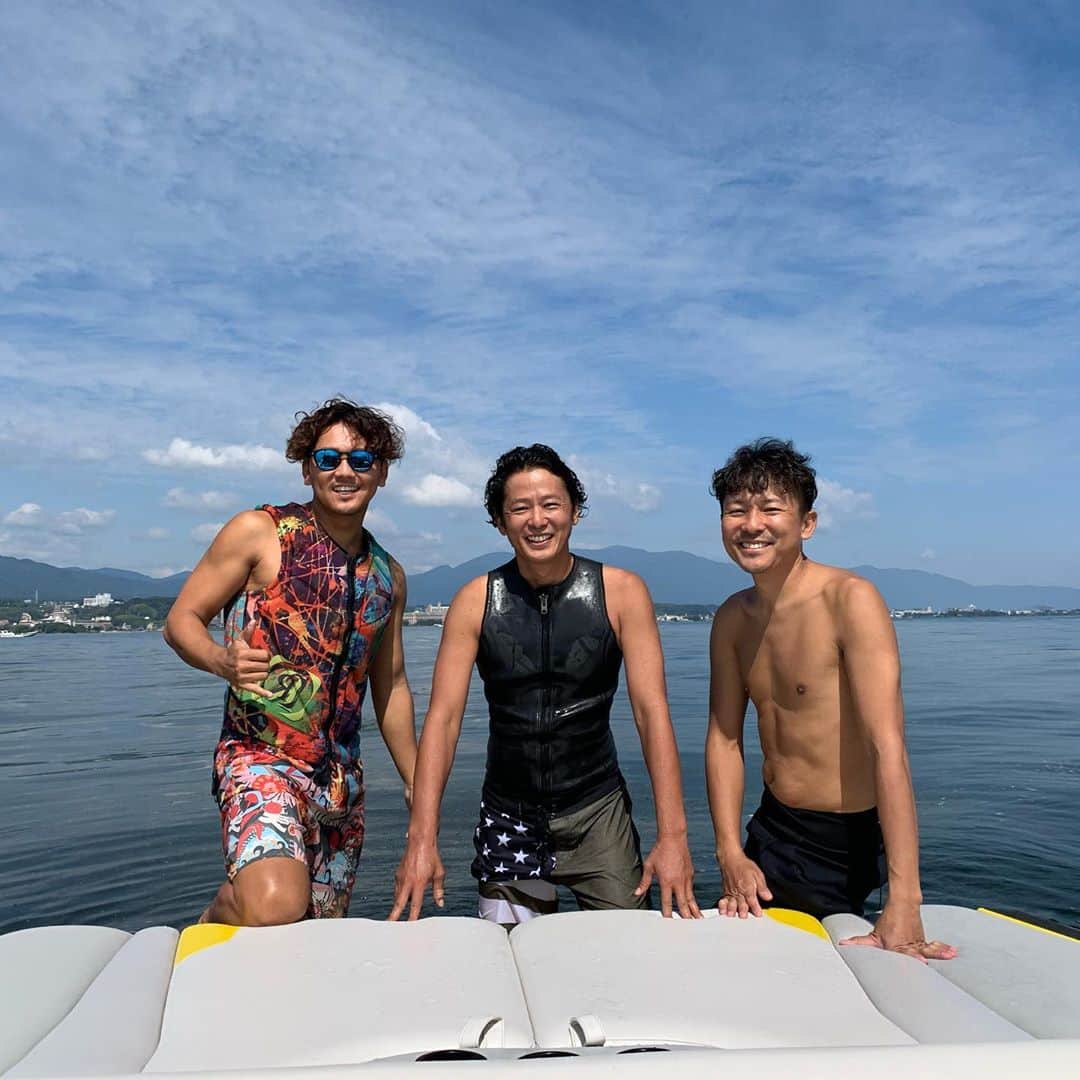 嵜本将光 のインスタグラム：「あと何回出来るかな^ ^  #パパ友 #朝練 #wakesurfing」