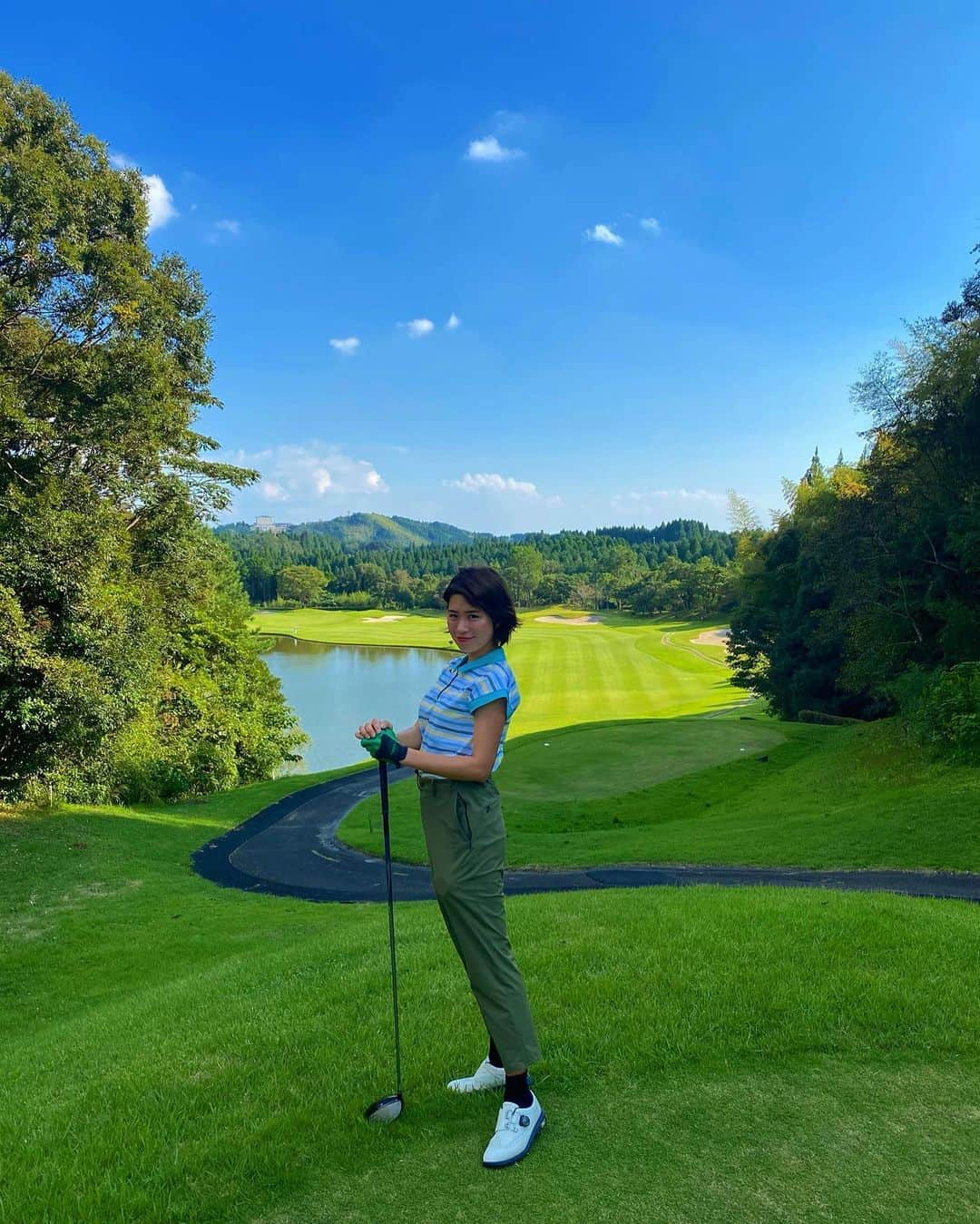 のインスタグラム：「. . 秋晴れ🍁 . ゴルフが⛳️気持ち良い季節。 . ゴルフ中の会話が面白すぎて、 泣きながらゴルフしました🤣 . .上手だったらもっといいのにね😅 . . 最近ウェアは　@newbalance がお気に入り🍁🍁 . #ゴルフ女子#秋晴れ#ニューバランスゴルフ #ニューバランス#newbalance」