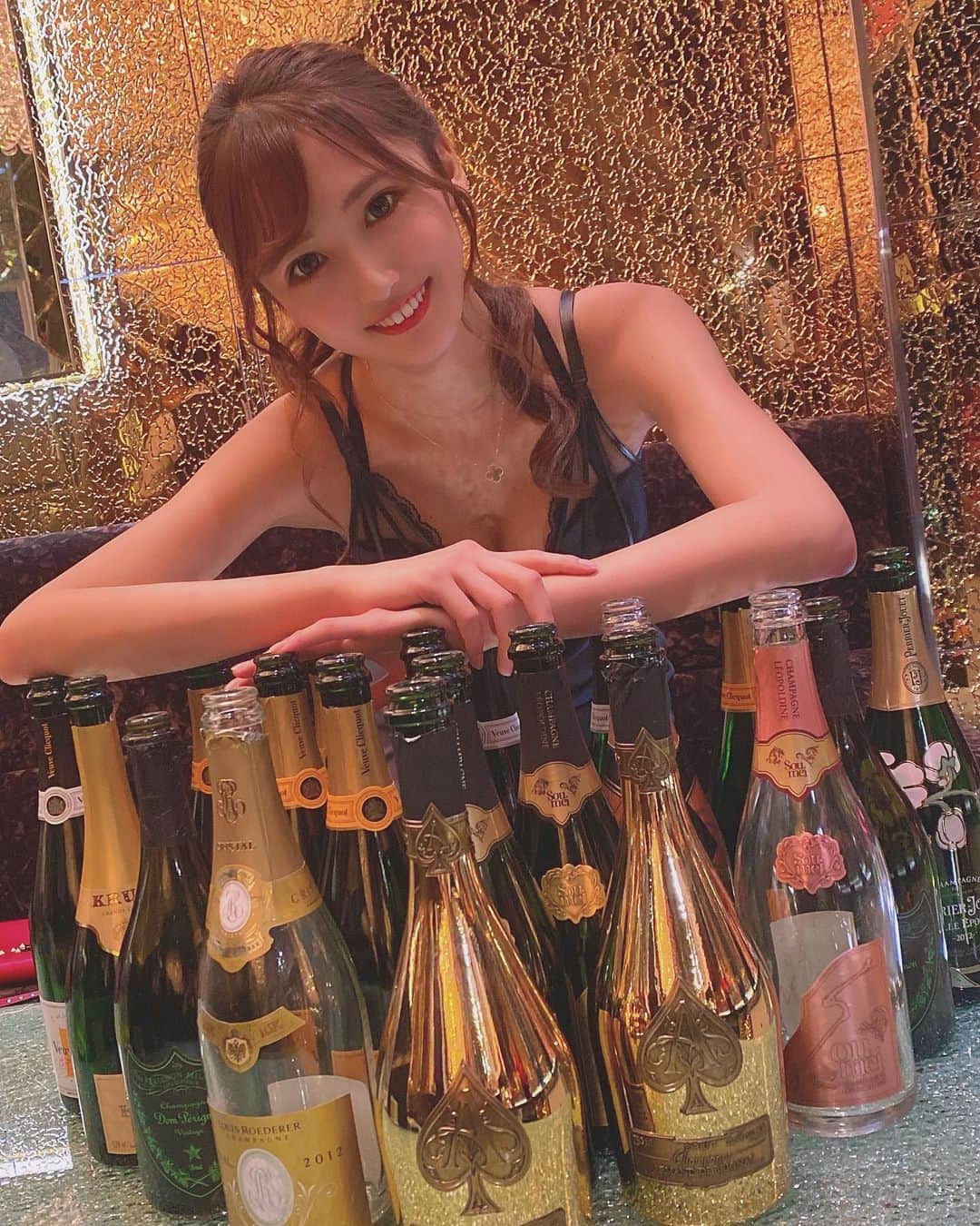 のインスタグラム：「9月有難う御座いました❤  10月もよろしくお願いします🥰  #愛知県#名古屋#錦#錦3#ミリオンレジャーホールディングス #マリオットビル#ナイツネット東海#サロンドゴールド #東京#大阪#北海道#福岡#六本木#銀座#歌舞伎町#北新地#ミナミ#すすきの#中洲#キャバクラ#キャバ嬢#美女#美人#イケメン#ホスト#相互フォロー#いいね返し」