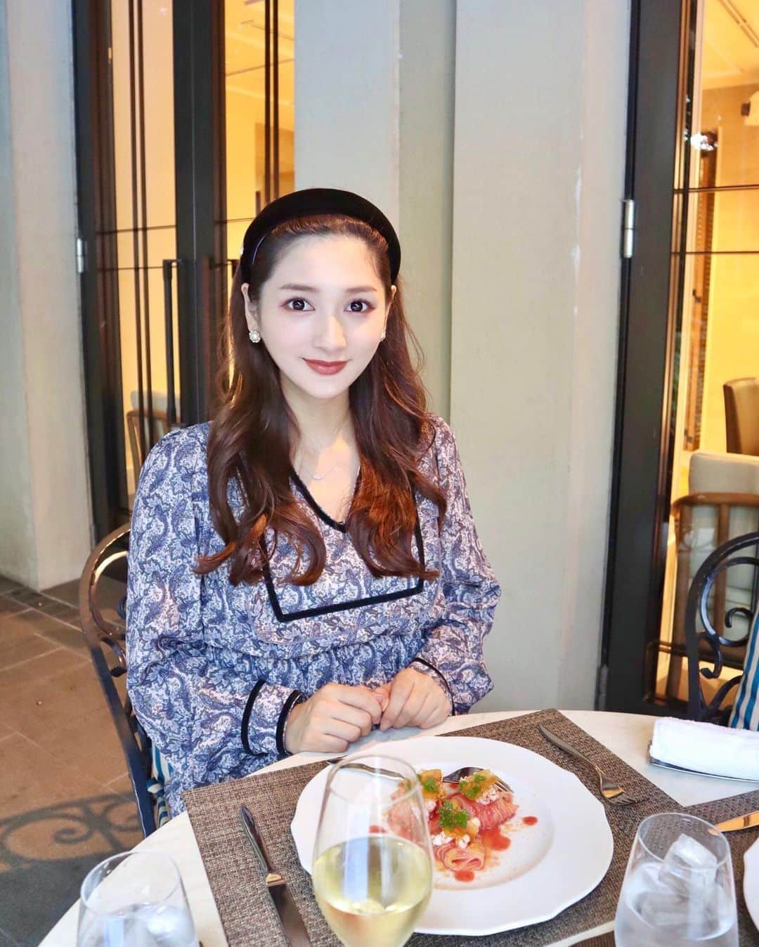 加藤瑠美さんのインスタグラム写真 - (加藤瑠美Instagram)「出産前にママとランチ🍽💕 プールを眺めながら優雅な時間…尊い…🥺ྀི ただ自然が多くて蚊に刺されまくってしまった笑  ちなみにテラス席を指定したところ、選択できるメニューがパスタとドリンクのセットのみだったのでそちらを予約しました🍝🍸 コースメニューの中からアラカルトで追加できたので、サラダを追加したよ🥗✨  📍 CANOVIANO 東京都目黒区下目黒1-8-1 ホテル雅叙園東京 03-3491-4111  #rubi__restaurant#instafood#instagood#happy#dinner#japanesegirl#japanese#meguro#lunch#canoviano#マタニティーライフ#ぷんにーらいふ#妊娠10ヶ月#初マタ#臨月妊婦#臨月#マタニティファッション#プレママ#第一子妊娠中#テラス席#目黒ランチ#カノビアーノ#親子#ママ」10月3日 16時40分 - katorubi