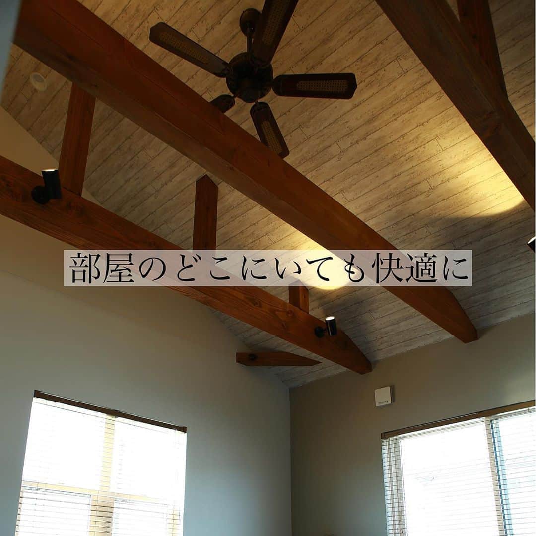 homelife 夢を叶える暮らし方のインスタグラム：「【梁とシーリングファン】 . . 三角屋根のおうちなので、天井が斜めになっています！ 斜めの天井を生かして間接照明に😆 天井の高さがあるので、シーリングファンを付けても圧迫感がありませんね(^^♪ . . こちらのお家はアーキホームライフのお施主様邸の施工写真です。 その他の施工写真は、 @homelife_gallery のURLからご覧いただけます。 . 家づくりの資料請求はコチラから @homelife_shiryou . . #主寝室 #寝室 #シーリングファン #間接照明 #梁 #天井 #ベッドルーム #ベッドルームインテリア #勾配天井 #プライベート #マイホーム計画 #ローコスト住宅 #マイホーム #夢のマイホーム #間取り #シンプルな暮らし #暮らしを楽しむ #注文住宅 #自由設計 #デザイン住宅 #リノベ #リフォーム  #homelife_京都 #homelife_大阪 #homelife_兵庫 #ホームライフ #ホームライフ100 #アーキホームライフ #グランピング #ベランピング」