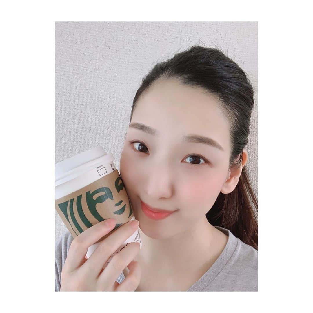 すみれ乃麗さんのインスタグラム写真 - (すみれ乃麗Instagram)「涼しくなってきましたね❣️早くお布団を変えないと…と思っているところです！←遅いでしょうか！？🤣. . . 今週は胃腸炎でダウンしてました😢💔なかなか本調子に戻らず、少しずつ回復食を進めてます💦. . 本当は今日、かなり以前から約束していた用事があり久しぶりに出かける予定でしたが、泣く泣くキャンセルに…ショックです😭. 代わりに？ではないですが、大好きなほうじ茶ティーラテを家族に買ってきてもらいました😍ミルクは刺激が強いかしら？と思いましたが、、、大丈夫でした✨✨✨. . 昔から、季節の変わり目には必ず体調を崩すタイプなのですが、最近はステイホームで調子良く過ごしていたので、久々の大きな不調。。。. 食生活はそこそこ気をつけているつもりなので、体質改善の為にサプリメントでも飲んでみようかな🤔と考え中です💦💦💦. . . 皆さまもどうかお身体ご自愛ください😌❣️私は週末ゆっくり過ごしたいと思います😇. . . #季節の変わり目にはご注意を #すみれ乃麗 . #starbuckscoffee #ほうじ茶ティーラテ #ほうじ茶ティーラテオールミルク 💓」10月3日 16時48分 - reisumireno