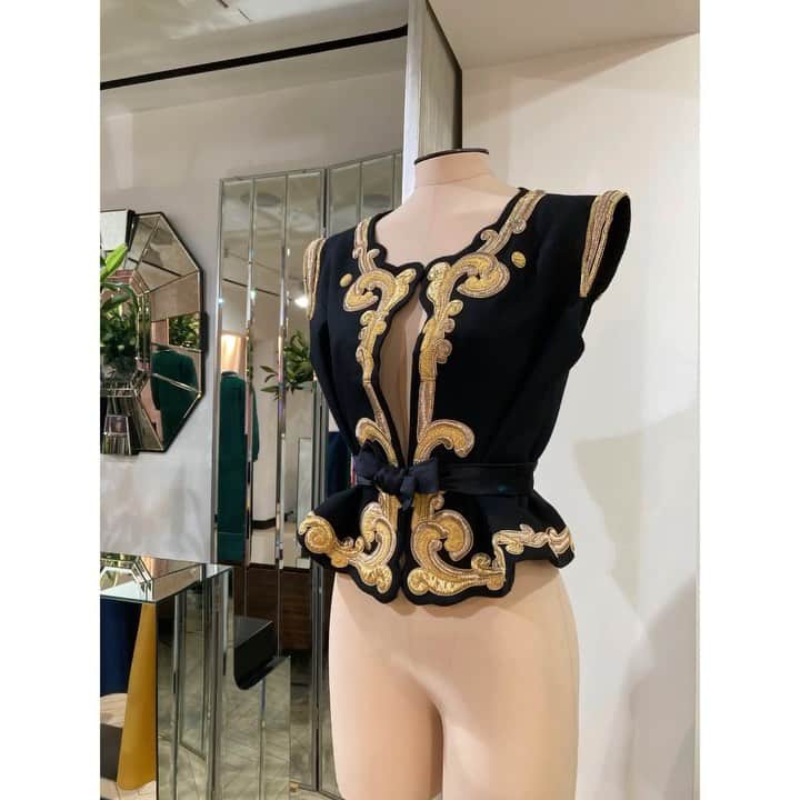 アレクシマビーユのインスタグラム：「Show room presentation @alexismabille New Spring Summer 2021 evening collection #alexismabille #showroom #ss2021 #newcollection #presentation #spring #summer #salescampain #rendezvous #clients #indetails #buyingteam #salesteam #professional #virtual #virtualreality」