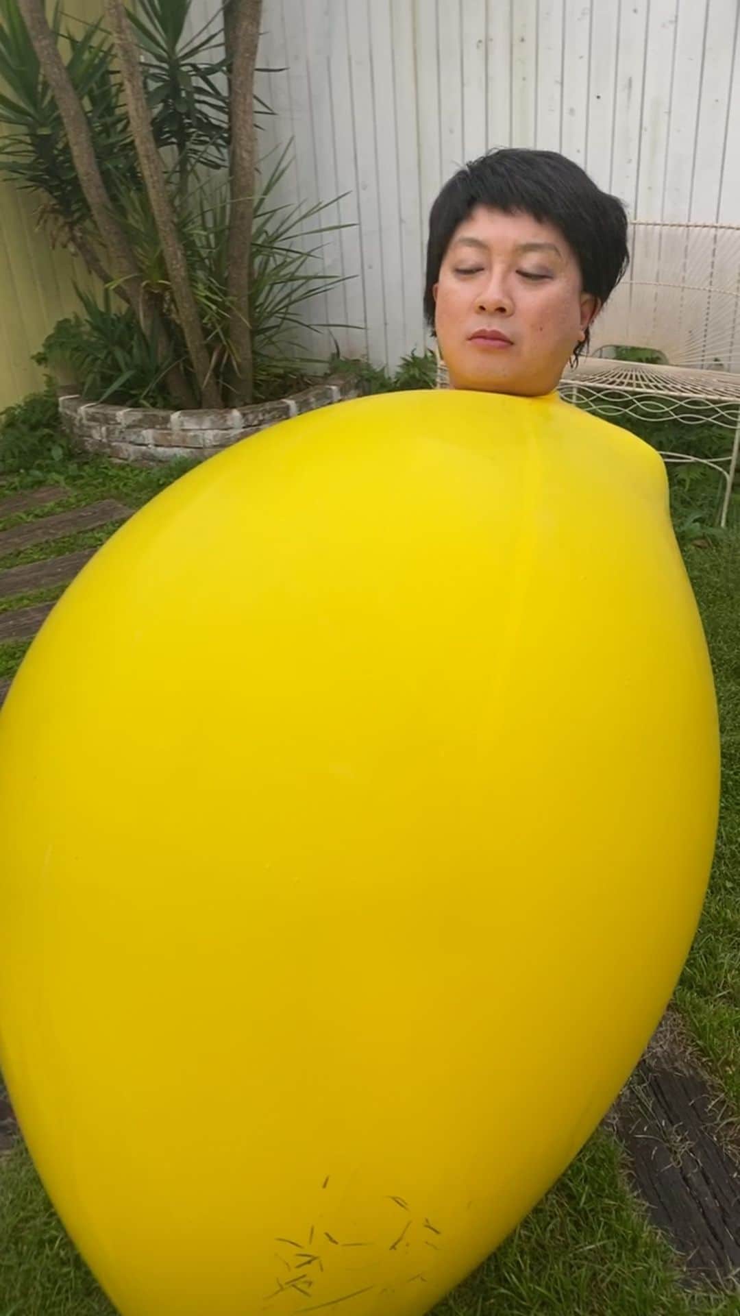 長田庄平のインスタグラム：「美川レモン🍋  #美川憲一 #レモン #風船 #妖怪 #the実験」