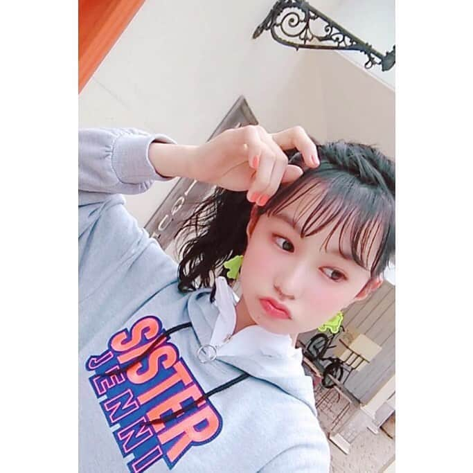 森﨑美月さんのインスタグラム写真 - (森﨑美月Instagram)「⭐︎⭐︎⭐︎ 🤔ちょっと前まで暑かったのがウソみたいー お家では トレーナー＋レギパンが楽チン‼︎ ❤︎ ❤︎ ❤︎ 睡魔と闘いながらテスト勉強中です😂 もうすぐテストのお友達いるかなー？ 一緒に頑張ろうね〜〜〜💪✨ ❤︎ ❤︎ ❤︎ #sisterjenni #シスタージェニィ #ニコプチ #プチモ #森﨑美月 #もんちゃん」10月3日 17時03分 - morisaki_mizuki_