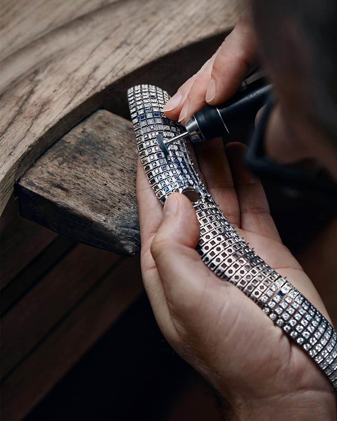 ルイ・ヴィトンさんのインスタグラム写真 - (ルイ・ヴィトンInstagram)「​Utmost precision. The Lune Bleue necklace was expertly crafted to mold elegantly around the neck in an intricate latticework of diamonds and sapphires. Get a glimpse behind-the-scenes of #LouisVuitton’s Stellar Times High Jewelry Collection via link in bio.​」10月3日 17時03分 - louisvuitton