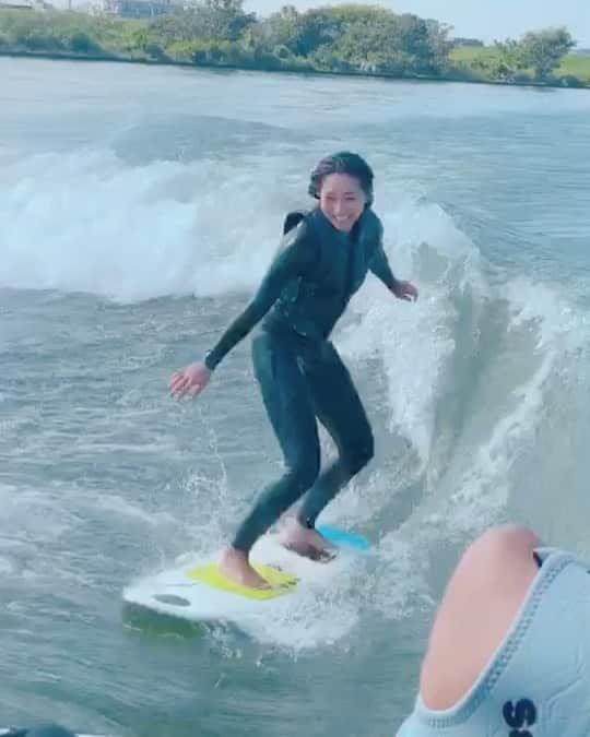 MAIMAIのインスタグラム：「ボートサーフィン初挑戦！ 全然出来ないと思ってたけどなんとか立てました🤟🏄‍♀️✨ 最後の転倒は相変わらずの大の字🕺 めっちゃたのしい！😂 ギャーギャー騒いだ！笑 「乗れてる〜✨乗れてる〜✨」笑 また行きたいよ〜🏄‍♀️𓂃𓊝𓄹𓄺   先生 @hirowake  ありがとうございました😊  そろそろ雪山シーズンだからスノボも早くやりたいけど海、川も練習頑張ろ♥︎ みんな誘ってね🤟 ‎全身筋肉痛なう❤  #転倒は相変わらずダイナミック！！ #アクティビティ  #アクティブ女子  #ボートサーフィン  #ウェイクサーフィン  #ウェイクサーフィン女子  #ウェイクサーフィンデビュー  #ボートサーフィンデビュー  #ウェイクボード  #ウェイクボード女子  #川遊び   #マリンスポーツ  #サーフィン女子  #サーフィン女子と繋がりたい  #サーフィンのある生活  #スノボ女子  #横乗り女子  #横乗り系  #wakeboard  #wakeboarding  #boatsurfing  #snowboarding  #surfinglife  #surfing  #surfinggirl  #surfinglifestyle  #active #oneillwomens  #oneillwetsuits  #oneill」