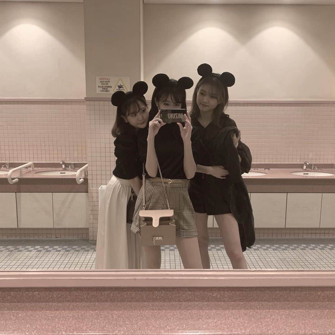 杉浦みずきのインスタグラム：「. ・ カバン、開いてまっせ ・ ・ #disney #disneysea #mickeymouse #mickey #ディズニーシー #ディズニーコーデ  #好き #♡」