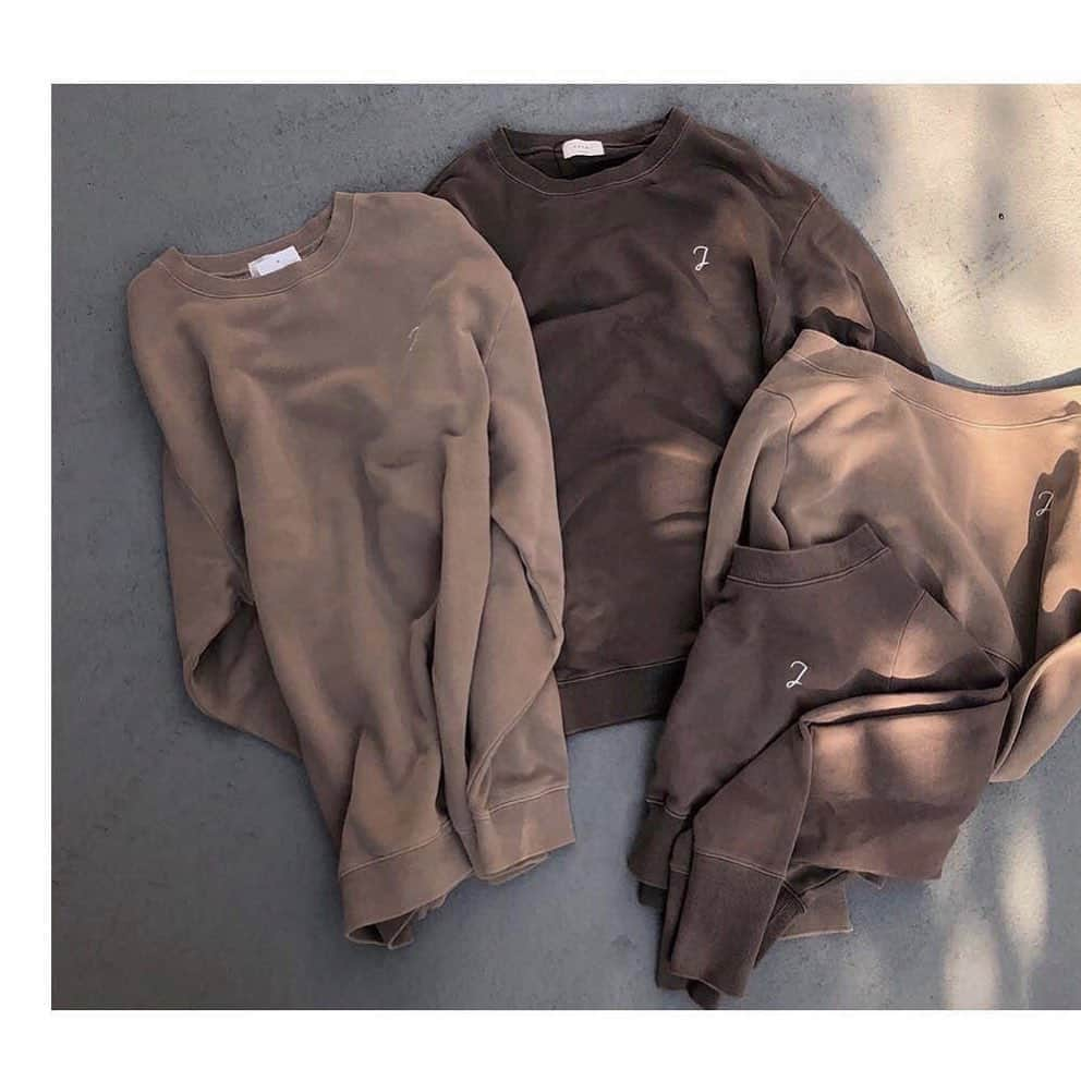 Juemiさんのインスタグラム写真 - (JuemiInstagram)「Today 20:00- Pigment Dyed Sweat ¥9,980+tax ピグメント加工で古着風の柔らかい仕上がりのビッグスウェット。 ワンピース風にも着ていただけるユニセックスサイズです。 #juemi #juemistyle #ju247」10月3日 16時56分 - _juemi_