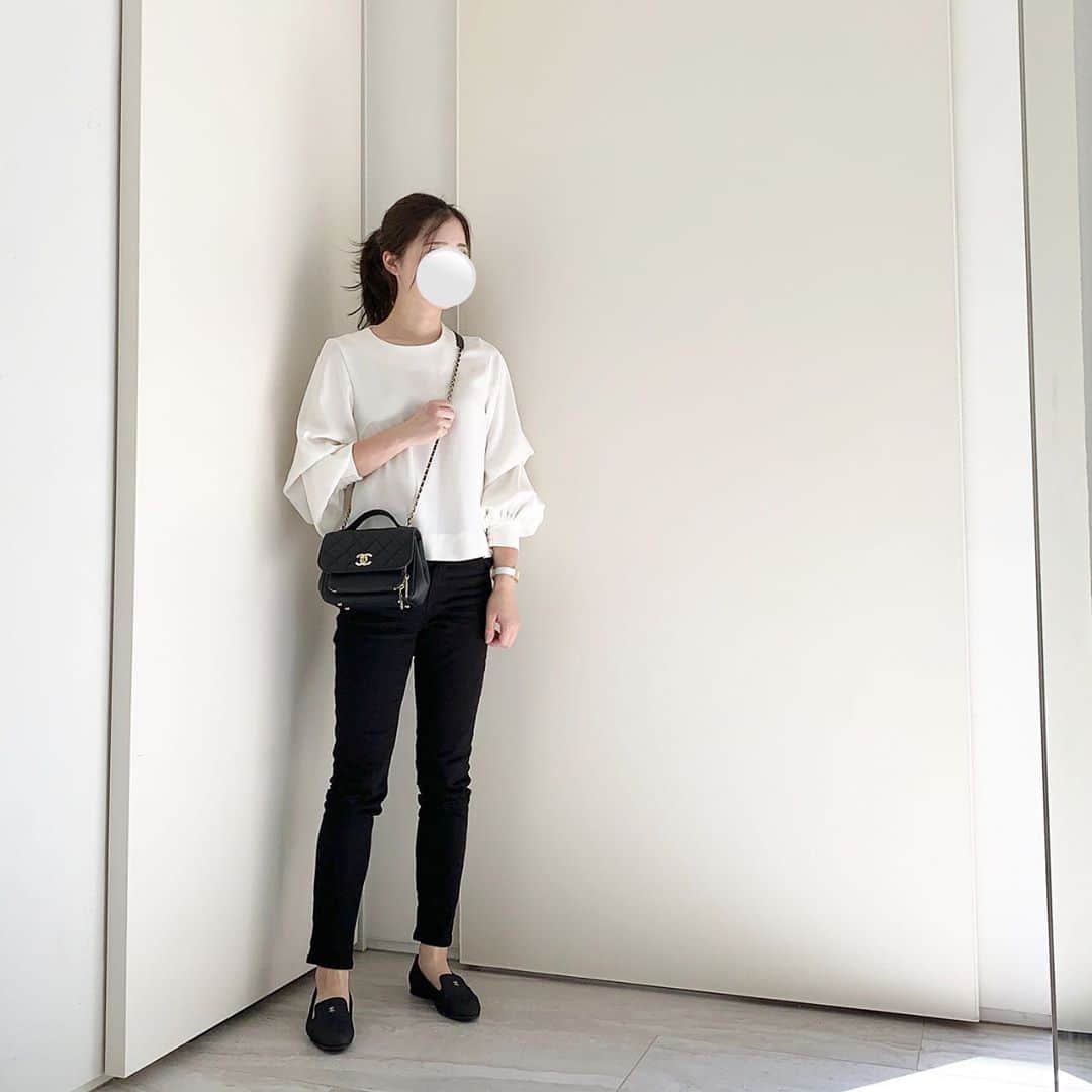 chika__23のインスタグラム：「＊ 可愛くて2色買いした#unitedtokyo のブラウス✨ お袖2wayで着回し出来る服😊❤️ ＊ ＊ #コーデ#コーディネート#今日の服#今日のコーデ#ママコーデ#男の子ママ#新米ママ#mamagirl#ママファッション」