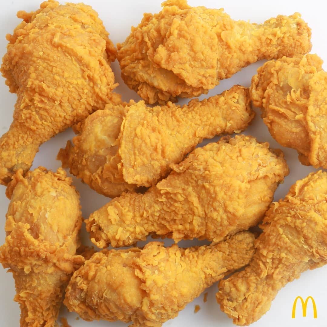 McDonald's Philippinesのインスタグラム：「Done with chores for the day? Drop by McDo to grab tonight's family dinner! Order a 6-pc. Chicken McShare for only Php 330 via Dine-In, Take Out, Drive-Thru, or Pick-Up. 🍗  You can also get your favorites via the McDelivery PH App.」