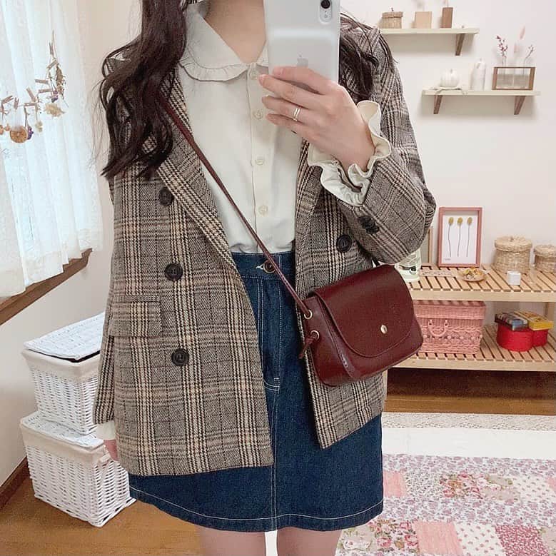 みさねのインスタグラム：「携帯壊れてデータほとんど消えて泣いてる😂 昨日は2年記念日😀❤️ ㅤ 秋コーデ大好きだからいっぱい写真撮るもーん🥺 ㅤ ジャケット @fifth_store  ブラウスとデニムスカートとバッグ Cham. ㅤ #秋コーデ #ブラウスコーデ #スカートコーデ #カジュアル #平均身長コーデ #fifth #fifthtl #フィフス #チェックテーラードジャケット #ジャケット」