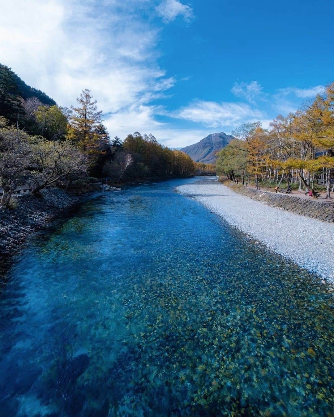 ?長野県 観光 公式インスタグラム さんのインスタグラム写真 - (?長野県 観光 公式インスタグラム Instagram)「//﻿ Photo by @hiro__landscape﻿ ﻿ Kamikochi’s Azusa River﻿ (Matsumoto City)﻿ ﻿ The crystal-clear Azusa River runs through Kamikochi, passing pristine mountain and forest scenery. ﻿ ﻿ As the mountain air grows chillier, the vibrant greenery of summer slowly gives way to the warm yellows and oranges of autumn.﻿ ﻿ ＝＝＝＝＝＝＝＝＝﻿ ﻿ 秋の訪れ﻿ 「上高地 梓川」﻿ ＠松本市﻿ ﻿ 透き通ったブルーに輝く﻿ 上高地の「梓川」🍃﻿ ﻿ 周りの木々や山々も﻿ 鮮やかな緑から﻿ 徐々に秋の装いへと﻿ 変わっていきます🍁﻿ ﻿ ひんやりとした空気の中﻿ 夏とはまた違った絶景が広がります✨﻿ ﻿ ＿＿＿＿＿＿＿＿＿ ﻿ ﻿ 📸インスタアワード作品募集中📸﻿ 応募期間8/19～11/10﻿ 詳しくはプロフィールのリンクからご覧ください﻿ ﻿ @nagano_japan﻿ @jr_nagano_train﻿  をフォローして﻿ 応募期間(8/19～11/10)内に ﻿ 長野県内で撮った写真に﻿ #長野の車窓から﻿ #”撮影場所”﻿ を付けて投稿するだけ✨﻿ ﻿ ＿＿＿＿＿＿＿＿＿﻿ ﻿ Location / Matsumoto City, Japan ﻿ ﻿ #おうちでながの﻿ #長野のいいところ ﻿ #上高地梓川﻿ #松本市」10月3日 17時00分 - nagano_japan