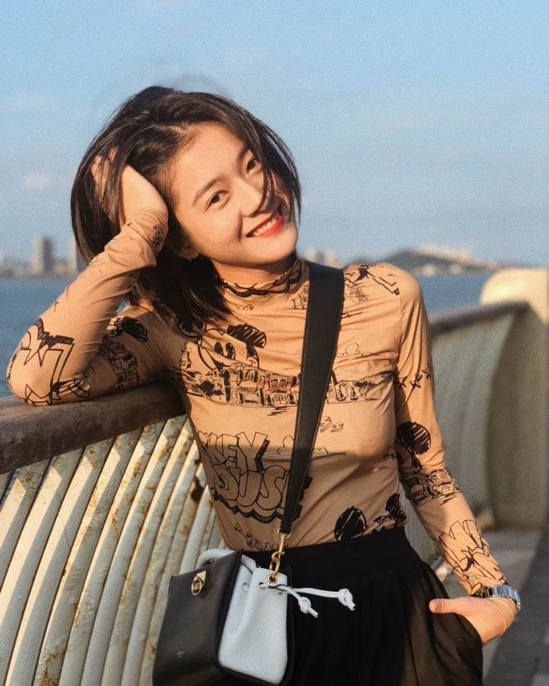 のインスタグラム：「Zhang Xueying wears the new Mini #MulberryIris in Black and White.」