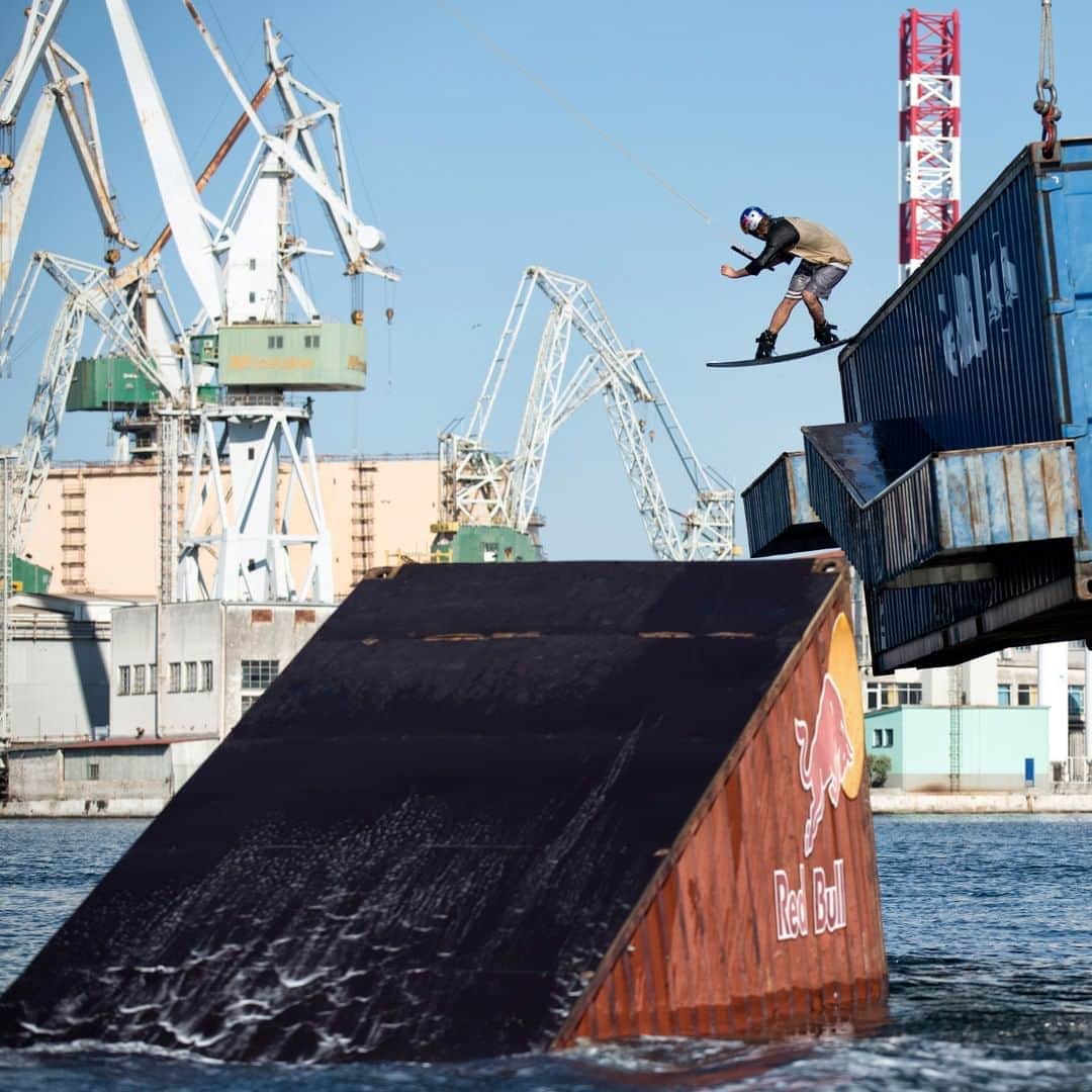 レッドブルのインスタグラム：「not playing games when your winch is a crane 😎  🌊 : @felixgeorgii, @domhernler& @nikguehrs #redbull #givesyouwings #wakeboard #wake #watersports #crane」