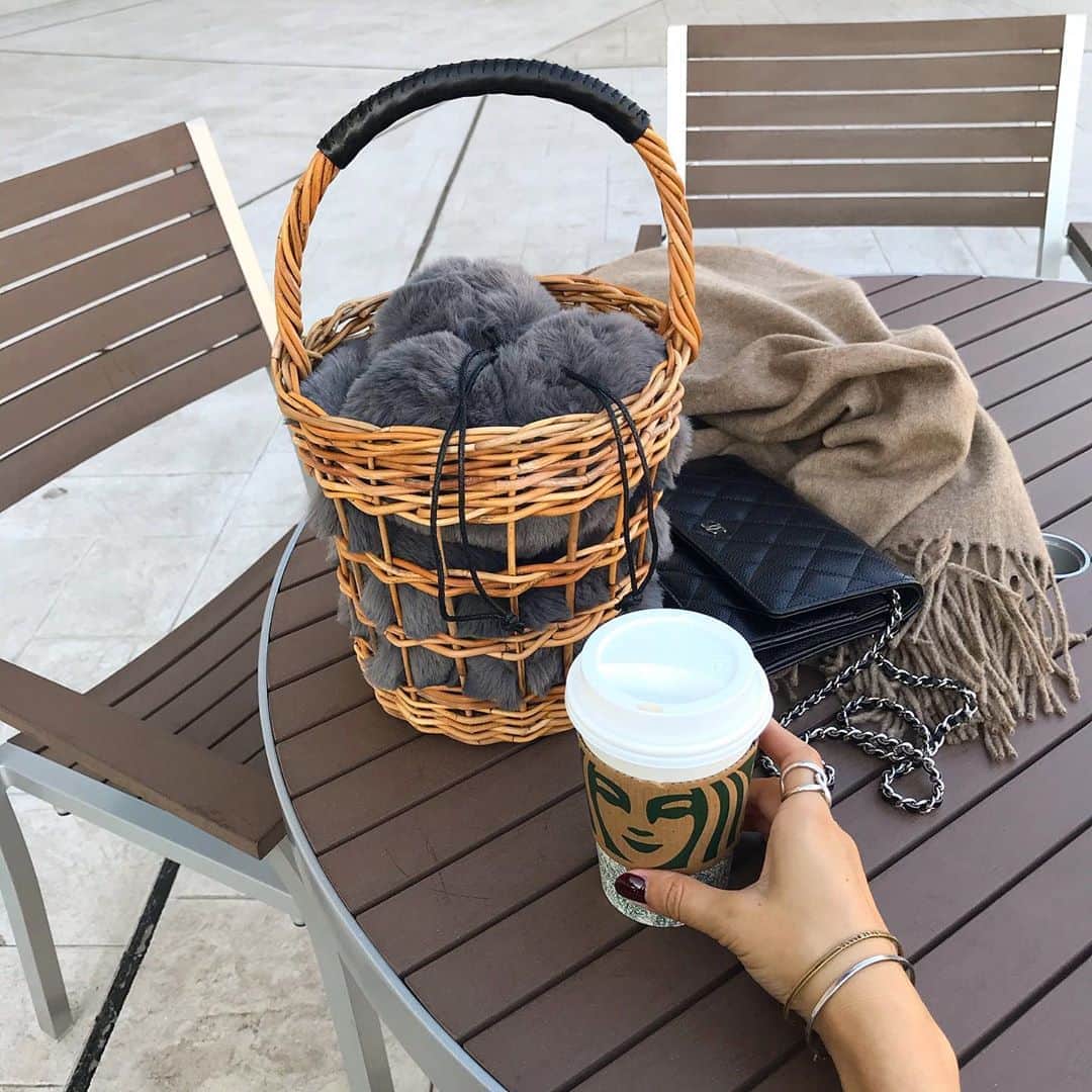 のインスタグラム：「* 🧺☕️✨ 涼しくなってきたからホット。 大体いつもチャイティーラテです❤︎ * 初おろしのファー付きかごバッグは @cachellie_official のもの。 * かごから覗くモコモコなエコファーが可愛くて即決😍 高級感あるのに意外とリーズナブルでした🙌 * これからのコーデのポイントに活躍しそう❤︎ * * bag… @cachellie_official knit up… @poshalma_official stole… @johnstonsofelgin wallet… @chanelofficial * * * #outfitoftoday #monotonecode #poshalma #johnstonsofelgin #cachellie #カシェリエ #ポッシュアロマ #ファーバッグ #エコファー #バケツバッグ #かごバッグ #カゴバッグ #かごバッグコーデ #セットアップコーデ #ニットアップ #ジョンストンズ #モノトーンコーデ #モノトーン好き #大人女子コーデ #カジュアルコーディネート #大人カジュアルコーデ #ママコーディネート #きれいめカジュアル #30代ファッション #アラフォーファッション #アラフォーママコーデ #大人シンプルコーデ #ワンマイルコーデ #ご近所コーデ #秋コーデ」