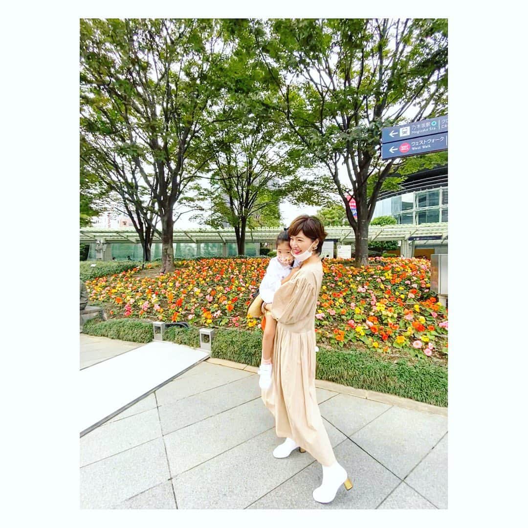 廣瀬規子のインスタグラム：「4歳まであと2ヶ月を切ったお嬢。でも、まだまだ抱っこです。 ・ ワン・トゥー・スリー、、、 どうしても、シックスの後が、 セブンじゃなくて、 お嬢の大好きな　レモン🍋🤭😳（それも、無茶苦茶そこだけ大きな声で、ドヤ顔で、、🙈）になっていたのに、、 それも、ちゃんとセブンと言えるようになってきた😌 ・ 成長と、ちょっとだけ赤ちゃんを行ったり来たり、、、 ・ この時期も、すぐに懐かしい、 愛おしい思い出になっていくんだろうなぁ。 ・ ついね、周りと違ったり、 少し出遅れちゃってるかなぁと思うことがあると、ちょびっと焦る気持ちが出てきてしまったりするけれど、 ・ 全ては今を大切にする事から始まり、自分を信じる事から始まるのかなぁ〜って。 ・ うん。楽しく行こう❣️楽しく❣️ ・ こーやって、抱っこ出来るのも、あとどれくらい⁉️ ・ ・ #3歳女の子 #背が高いからか #たまに小学生と間違われる #まだまだ赤ちゃん #抱っこいつまで #ほんと急に重たくなってきたけど #たまに断るけどw #いつかのときまで #沢山沢山抱っこするからね」