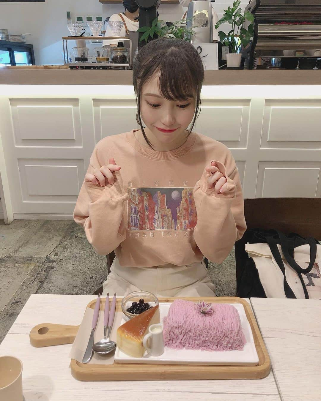 川越紗彩さんのインスタグラム写真 - (川越紗彩Instagram)「昨日、日陽さんが少し早めのお誕生日祝いをしてくれました♡  お揃いのお洋服をプレゼントして下さって、それに美味しい焼肉まで🤤‪✨  最後に可愛いカフェでデザートも食べれて本当に幸せで楽しい一日でした💭  プレゼントも大切にします💗 ありがとうございます！！！  #お誕生日 #祝っていただきました #新大久保 #seoulcafe #糸かき氷 #present #팔로미 #카페」10月3日 17時08分 - saaya_kawagoe_ngt48