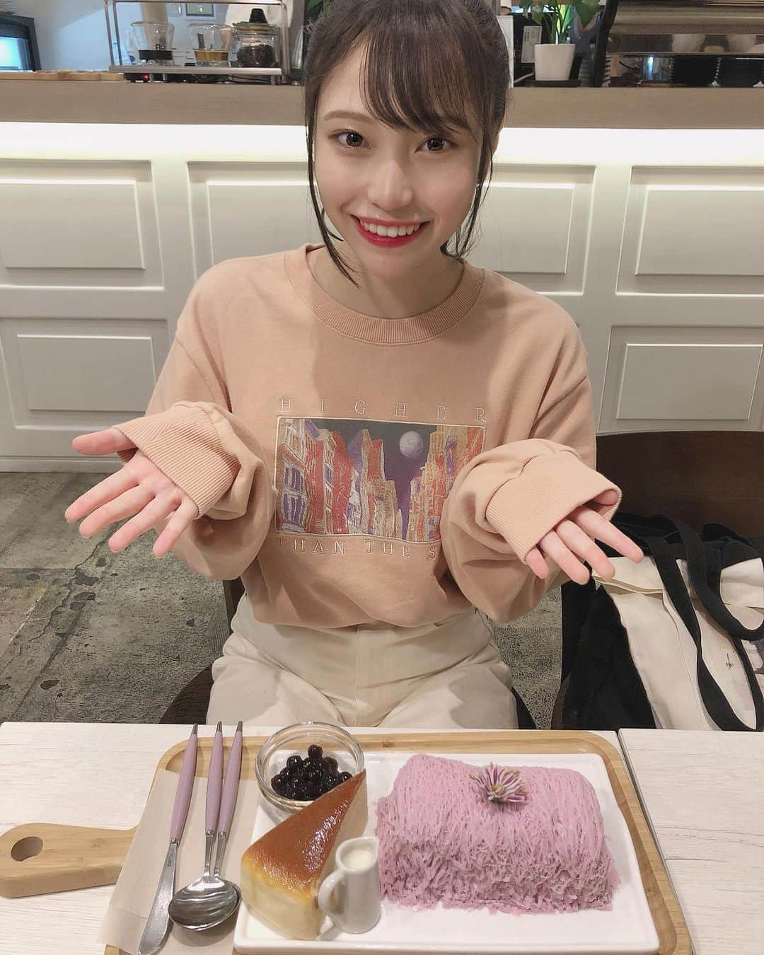 川越紗彩さんのインスタグラム写真 - (川越紗彩Instagram)「昨日、日陽さんが少し早めのお誕生日祝いをしてくれました♡  お揃いのお洋服をプレゼントして下さって、それに美味しい焼肉まで🤤‪✨  最後に可愛いカフェでデザートも食べれて本当に幸せで楽しい一日でした💭  プレゼントも大切にします💗 ありがとうございます！！！  #お誕生日 #祝っていただきました #新大久保 #seoulcafe #糸かき氷 #present #팔로미 #카페」10月3日 17時08分 - saaya_kawagoe_ngt48