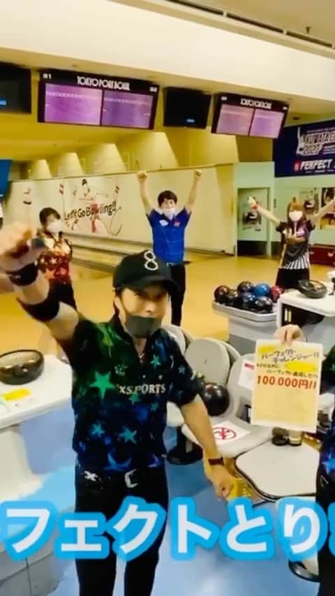 黒田アーサーのインスタグラム：「東京ポートボウル公式アンバサダー黒田アーサーです😊✌️東京ポートボウルの新企画「90分以内にパーフェクトを出したら10万円！」にプロの皆さんとチャレンジしました！その動画を僕と嫁で撮影して編集しました😉👍なかなか面白い動画が出来上がったので是非見て下さい‼️動画撮影に協力してくれた加藤祐哉プロと本間成美プロ💕ありがとうございました‼️ #東京ポートボウル #加藤祐哉プロ  #本間成美プロ  #戸井健太郎プロ  #木田大輔プロ  #矢野朋代プロ  #川瀬竜彦くん  #公式アンバサダー #黒田アーサー #撮影編集 #黒田志保 #bowling #볼링」