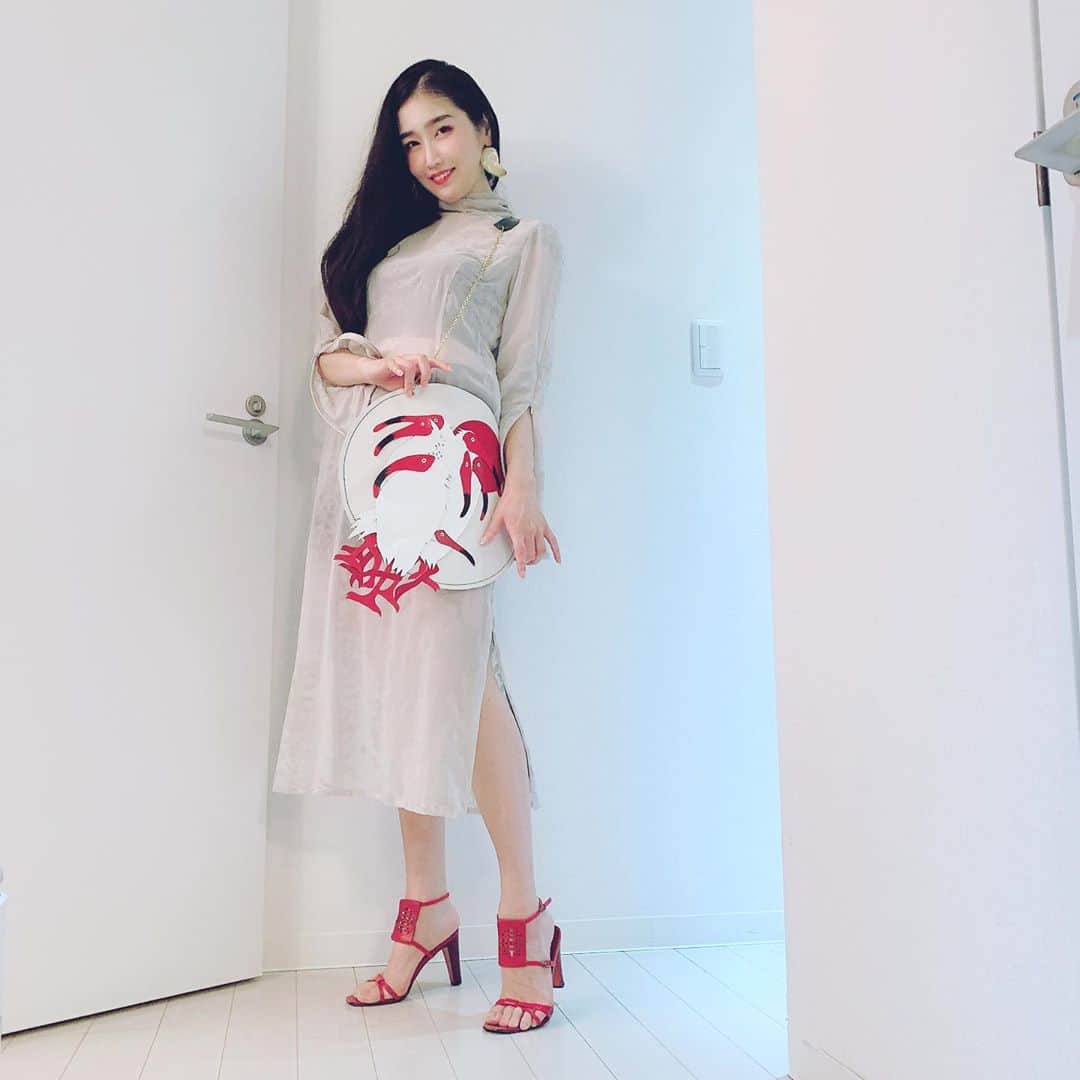 のインスタグラム：「病院に行く！！　サンダルは高校生のときにお年玉で買ったヤツ！　現役アイテムで最長寿だよ！ ワンピース　#shiroma ピアス　#mamekurogouchi  バッグ　#デザフェスで買った サンダル　#viviennetam  #コーデ　#コーディネート　#今日のコーデ　#ootd #通院」