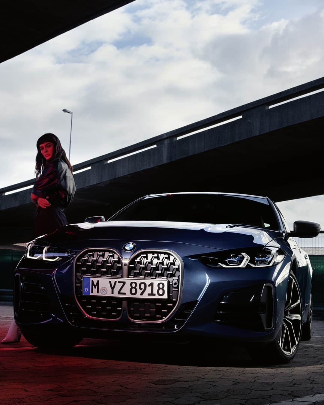 BMWのインスタグラム：「Here to take the show to the next level. The BMW 4 Series Coupé. #THE4 #BMW #4Series __ BMW M440i xDrive Coupé: Fuel consumption in l/100 km (combined): 7.1–6.8. CO2 emissions in g/km (combined): 163–155. Further information: www.bmw.com/disclaimer. Acceleration (0-100 km/h): 4.5 s. Power: 275 kW, 374 hp, 500 Nm. Top speed (limited): 250 km/h.」