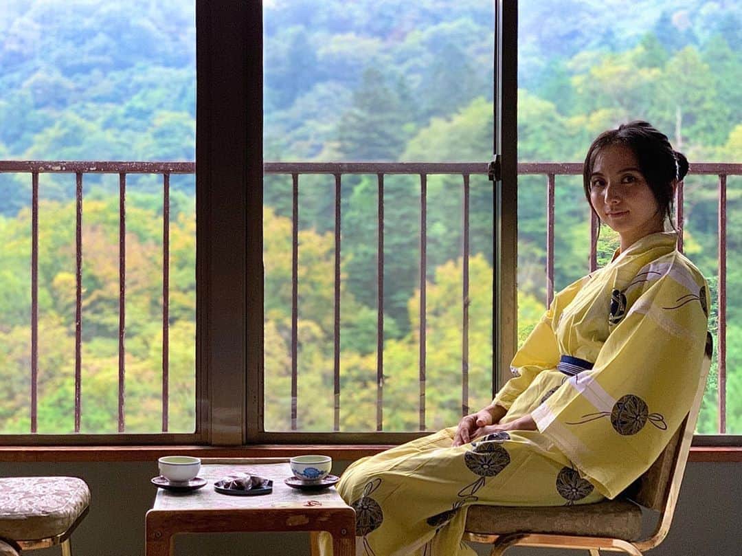 芥川舞子のインスタグラム：「頑張ったり自制したり乗り越えたり。色々重なってそろそろお疲れ気味だったので、ここいらで少しケアしないとと思い、秘湯へ連れて来てもらいました。  空気と景色と水と湯と食に癒され、とても心地良いです。  すぐ何かと色々やりたくなっちゃうから、ここではしっかり寛いで、絶対にのんびりするんだ！」