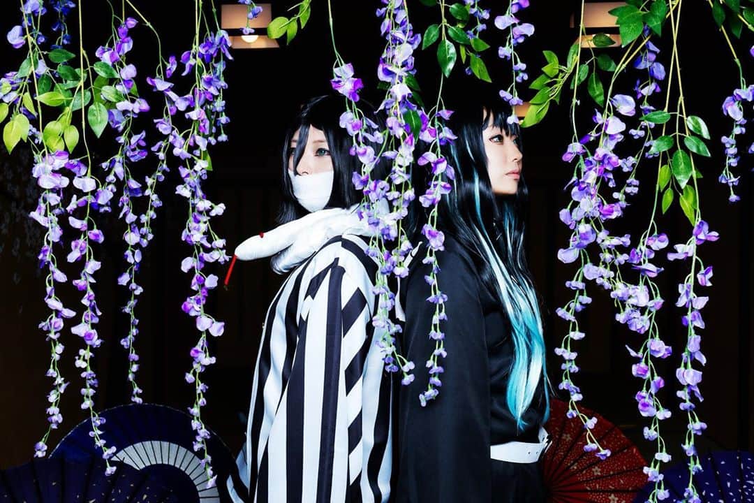 若月雅のインスタグラム：「【#鬼滅の刃／#cosplay】 ． . ーーーーーーーー沈黙の刻限。 . . 蛇柱(@maip.1113) 霞柱(@miyabi.w_0911) . P(@kaisin_ad)様 . #kimetsunoyaiba  #藤の花 #伊黒小芭内 #時透無一郎 #鬼殺隊 #柱 #スタジオ　#撮影 #作り込み  #カメラマンさんに感謝」