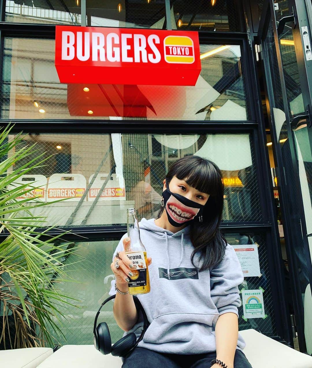 Young Juvenile Youthのインスタグラム：「久しぶりにの1時間セット楽しかった🎧🍔 今日はパーカー日和よ😘　@yjystore   #土曜日最高 #Burgerstokyo Mask from @marcjacobs  Photo by @deeego14」