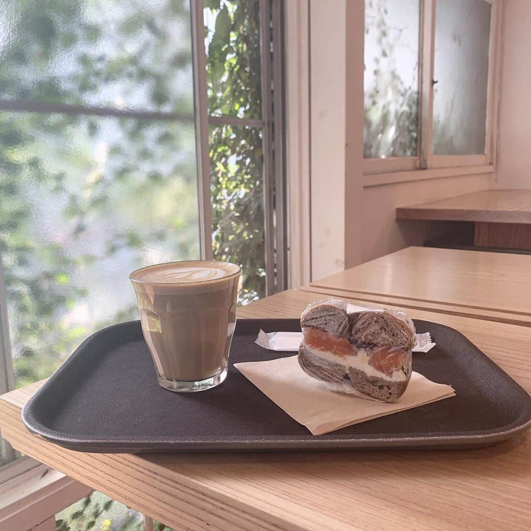 千畝あずみのインスタグラム：「, , 友達とカフェ巡り☕️🌱 , 中目黒 SIDEWALK STAND BAISEN&BAGLE , 店員さんが優しく丁寧で 店内も落ち着ける雰囲気🌳 そして何よりベーグルが めちゃめちゃおいしかった🥺 わたしはサーモンとクリームチーズの ベーグルを頼みました🧀 , 絶対にまた行きたいカフェ！」