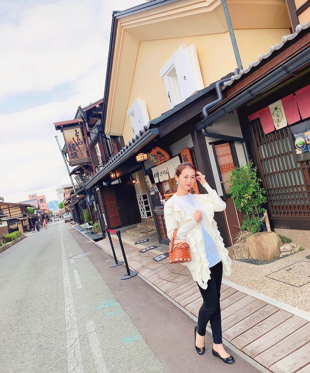 市原佑梨さんのインスタグラム写真 - (市原佑梨Instagram)「TAKAYAMA old town⛰🇯🇵🏯✨ . . . あわせやすいから夏からこのバック @looks.like.summer をかなりヘビロテ🌈✨ バックは一見カゴバッグに見えますが、レザーでした🛍(かごバッグかと思いオンラインで購入、届いたらまさかのレザーだったの😂😂笑) 結果シーズン問わず使えて良かったです😊💓  #takayamaoldtown🎌#gifucafe #gifusta#instagood#travelphotography#travelgram#ootd#cardigan#birthdaybash#pants#uniqlo#秋私服#秋コーデ#ユニクロパンツ#飛騨高山カフェ#岐阜カフェ#飛騨高山古い町並み#高山観光#高山カフェ」10月3日 17時19分 - yuri_ichihara