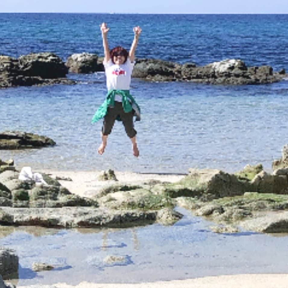 山本浩未さんのインスタグラム写真 - (山本浩未Instagram)「恒例のジャ〜ンプ⤴︎⤴︎⤴︎⤴︎⤴︎  最高の太陽☀️  真っ青な海🌊 爽やかな風🚩  サイコー😆😆😆  #カメラマジック #実はそんなに飛べてない 🤣」10月3日 17時20分 - hiromicoy
