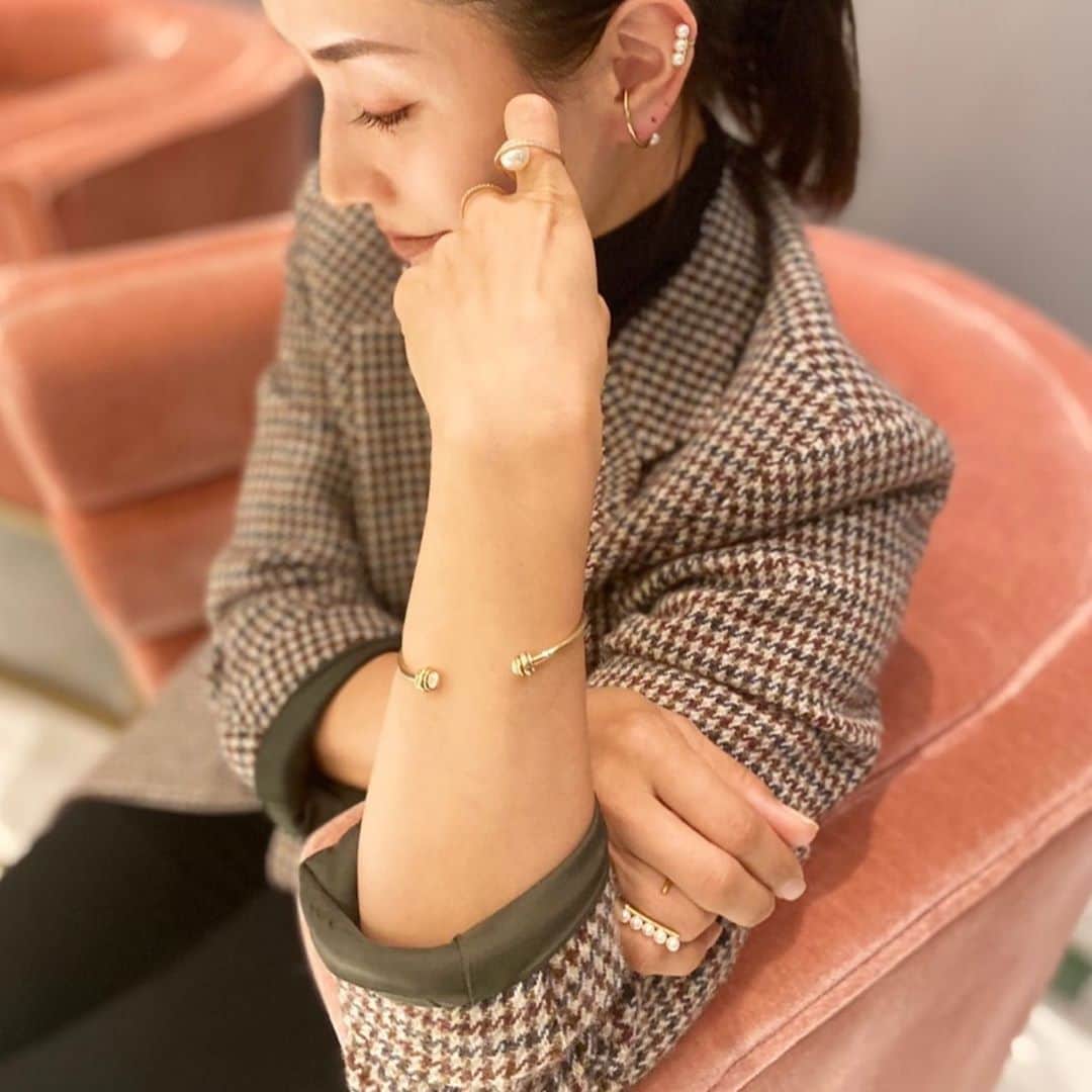 亀恭子のインスタグラム：「昨夜は、 @stellarhollywood  #instalive  でした。  昨日着用していたジュエリーは 全て @stellarhollywood   繊細で華やか、そしてモダン。  たくさんのデザインの中からセレクトしてレイヤードするのが楽しい♪  昨日はマニッシュなジャケットスタイルに、パールシリーズを。  食欲の秋、 読書の秋、 ジュエリーの秋。  ステラのジュエリーで、自分のお気に入りをぜひ❤︎  #stellarhollywood #jewelry #love #autumn」
