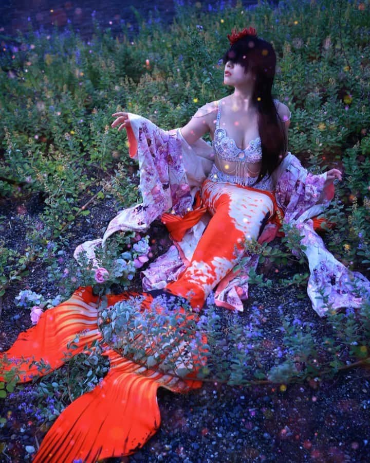 舘林佳史のインスタグラム：「和風金魚姫🧜‍♀️✨ ﻿ 着物を羽織った人魚姫がヤバすぎた🥰💕 ﻿ 色んな人魚姫撮りたい👸 ﻿  誰でも物語の主人公になれるをキャッチコピーに﻿ドラマや映画の物語のワンシーンの様なDramaticStoryPhotと言う名前で活動作品作りをしています。﻿ ﻿ 大好評のドラマティックフォトのご依頼はこのクオリティーで30000円〜(ほぼ諸経費)で受け賜わっています)^o^( ﻿ ﻿ 素敵な作品を一緒に作りたい！コラボレーションしたい 美容師・メイクアップアーティストさん ・服飾デザイナーさんクリエイターさんも随時募集中です✨﻿ ﻿ お姫様になりたい👸物語の主人公になってみませんか^ ^⁉︎.﻿ ﻿ ﻿ たった一枚の写真で人生が変わる‼️﻿ ﻿ ﻿ ✨作品作り体験モデルに興味がある方 ドラマティックフォト依頼 撮影依頼 体験モデル募集﻿ ﻿ ①お名前②地域③年齢④身長⑤LINE ID⑥応募理由やお問い合わせ内容⑦最近の髪型スタイルの分かる写真をDMまたはメール下さい✨﻿ ﻿ 📩contact@dramaticphoto.jp﻿ ﻿ モデル宣材撮影 コンポジ Book作り プロフィール撮影 ブライダルフォト記念撮影 衣装レンタル 成人式 着物 ドレスロケーションフォト スチール サロンモデル撮影 写真集等撮影のご依頼何でもお気軽にお問い合わせDM下さい✨📩 .﻿ ༚┈❁┈༚༝༝༚┈❁┈༚༝༝༚┈❁┈༚༝༝༚┈❁┈ ༚༝༝༚┈❁┈﻿ ． 【掲載モデル個撮紹介】﻿ ﻿ 掲載モデルを撮ってみたいと思った事はありませんか^ ^⁉️﻿ .﻿ 掲載モデルさんをご紹介出来るようになりました❣️﻿ .﻿ ✅ポートレート撮影をやってみたいけどモデルモデルが見つからない。﻿ ✅モデルと一対一でポートレート撮影したい。﻿ ✅撮影会だと撮りたい構図の写真が撮れない。﻿ ✅モデル2人でツイン撮影したい。﻿ ✅友達のカメラマンと一緒にモデルを撮りたい。﻿ ✅モデルとメイクさんを呼んで作品作りをしたい。﻿ ✅スタジオで個撮したい。﻿ ✅海や山で撮影したい。﻿ ✅水着撮影したい。﻿ ✅仕事帰りに撮影したい。﻿ ✅夜景やネオンで撮りたい。﻿ ✅フォトコンにチャレンジしたい。﻿ ✅美容院スタイリストの作品作りコンテストモデル探しや撮影をしたい。カメラマンも探している。﻿ ✅プロのフォトグラファーを 目指している。﻿ ✅プロのカメラマンと同行してもらって勉強したい。﻿ ✅自分の都合の良い日や時間に合わせて撮影がしたい。﻿ .﻿ ༚┈❁┈༚༝༝༚┈❁┈༚༝༝༚┈❁┈༚༝༝༚┈❁┈ ༚༝༝༚┈❁┈﻿ ． 【掲載モデルの個人撮影依頼】﻿ .﻿ お問い合わせは以下の内容を記入しDM 📩﻿ 又はLINE下さい ID510661(舘林佳史)﻿ .﻿ お取り次ぎ致します❣️﻿ .﻿ 件名《個撮モデルお問い合わせ》﻿ ⚫︎氏名:﻿ ⚫︎年齢:﻿ ⚫︎連絡先:﻿ ⚫︎メールアドレス:﻿ ⚫︎カメラ歴: 年﻿ ⚫︎希望モデル名:﻿ ⚫︎希望日:﻿ ⚫︎希望時間:﻿ ⚫︎希望集合場所:  駅や施設名﻿ ⚫︎希望撮影地: 湘南  鎌倉 横浜 ○○公園 等﻿ ⚫︎移動手段: 徒歩  車﻿ ⚫︎希望衣装: ドレス・ロングスカート・ミニスカート・ワンピース・普段着・カジュアル・ショーパン・お任せ・着物・その他﻿ ⚫︎衣装(モデルさんに持って来て欲しい・自分で用意したい)﻿ .﻿ .﻿ ༚┈❁┈༚༝༝༚┈❁┈༚༝༝༚┈❁┈༚༝༝༚┈❁┈ ༚༝༝༚┈❁┈﻿ ． ◆撮影料金﻿ .﻿ 基本撮影時間:3時間(休憩時間移動込み)﻿ 15000円﻿ ⚫︎延長:1時間ごとに5000円﻿ ﻿ .﻿ ༚┈❁┈༚༝༝༚┈❁┈༚༝༝༚┈❁┈༚༝༝༚┈❁┈ ༚༝༝༚┈❁┈ . ．﻿ #人魚#人魚姫#マーメイド#着物 #フリーモデル#ドラマティックストーリーフォト#インスタ映え#作品作り #撮影依頼#講習会#シューティング#撮影依頼募集中 #ファインダー越しの私の世界 #写真を撮るのが好きな人と繋がりたい  #ストロビスト#ポートレート#ポートレートモデル#モデル募集#被写体#カメラマン#フォトグラファー#excellent_portraits #photographer#ig_bless_women#東京カメラ」