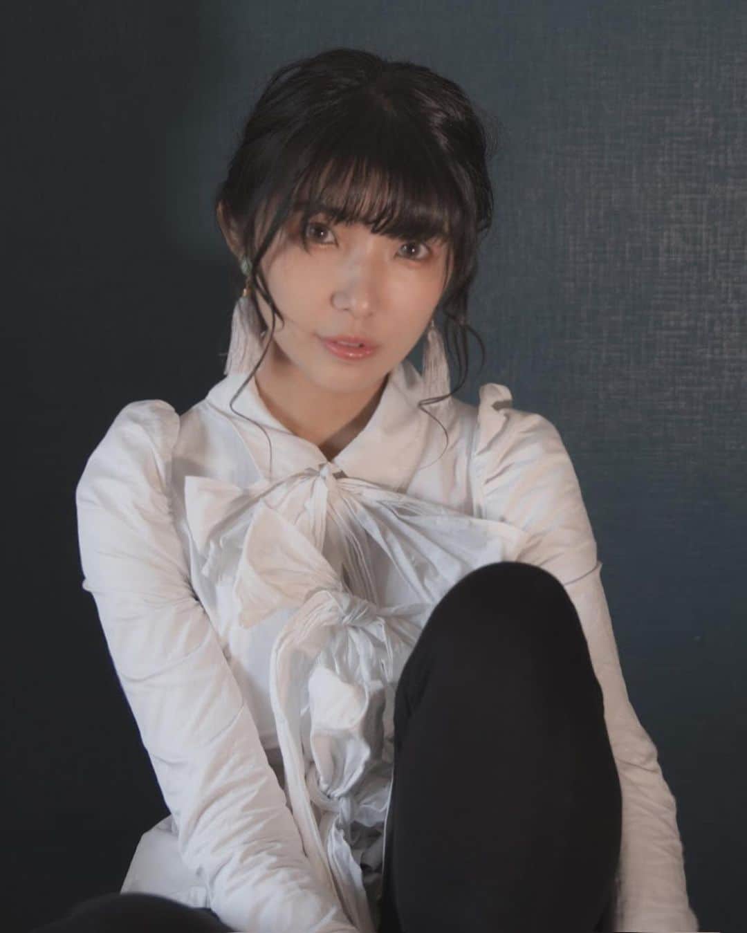 東雲れいかのインスタグラム：「おはよう〜 . . . . . . . . . . . .  #makeup #hairmake #ヘアメイク #hairmakeup #photography #photo #portrait #portraitphotography #作品撮り #黒髪ロング  #ヘアメイクアーティスト #ヘアアレンジ #beauty #ストレートヘア #맞팔환영 #맞팔해요 #선팔 #선팔환영 #japanesegirl #blackhair #rebbon #黒髪少女 #bubbles #夏コーデ #lolitafashion  #メイド　#harajukustyle #makeup #グレーカラコン」