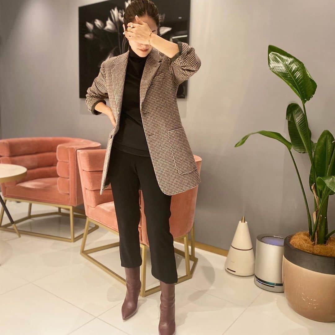 亀恭子のインスタグラム：「昨日の、 @stellarhollywood  インスタライブでの全身。  秋真っ盛り。  yesterday's… #fashion #ootd #kkstyle #tokyo #kamescloset #jewelry #stellarhollywood #jacket #madisonblue #knit #stunninglure #pants #deuxiemeclasse #shoes #maisonmargiela #october #autumn」