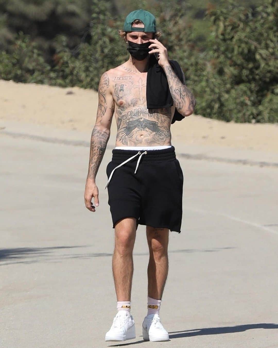 Just Jaredさんのインスタグラム写真 - (Just JaredInstagram)「@justinbieber goes shirtless during a Friday afternoon hike in Los Angeles. Lots more pics now on our site! #JustinBieber Photos: Backgrid」10月3日 8時40分 - justjared