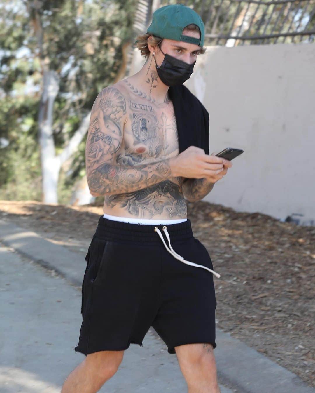 Just Jaredさんのインスタグラム写真 - (Just JaredInstagram)「@justinbieber goes shirtless during a Friday afternoon hike in Los Angeles. Lots more pics now on our site! #JustinBieber Photos: Backgrid」10月3日 8時40分 - justjared