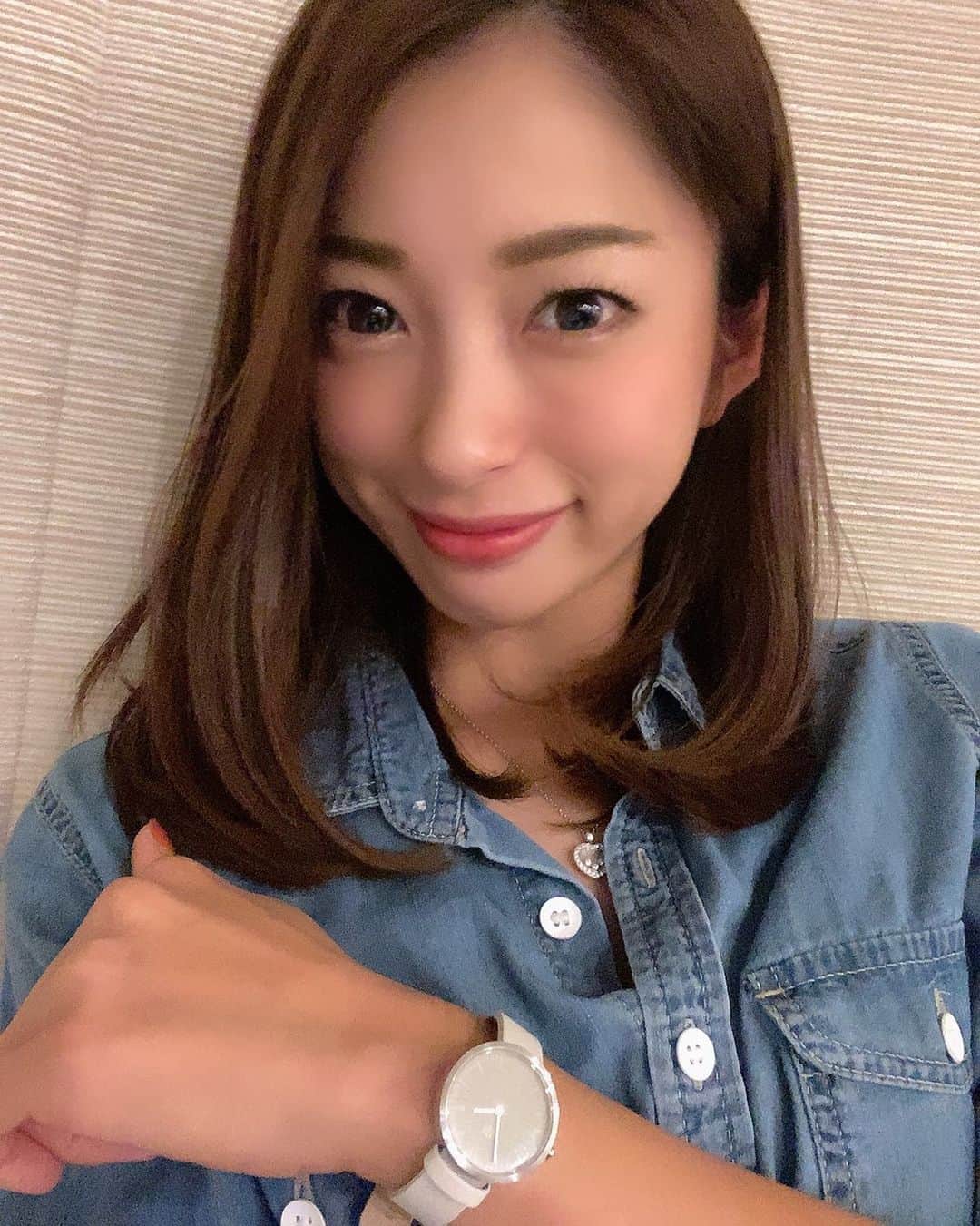 RIKAのインスタグラム：「. 時計マニア☺️✨ 白ベルトのシルバーの時計は何にでも合うので本当によくつけてます⌚︎♡ @mavenjapan  . どんな服にも合うし主張しすぎないのが好き☺️✨ . プレゼントにも最適です❣️ . クーポンコード:rinriizc ご使用で10パーセントオフになります🎁❤️ . . . #mavenwatches #マベン #マベンウォッチズ #腕時計 #時計 #手元倶楽部」