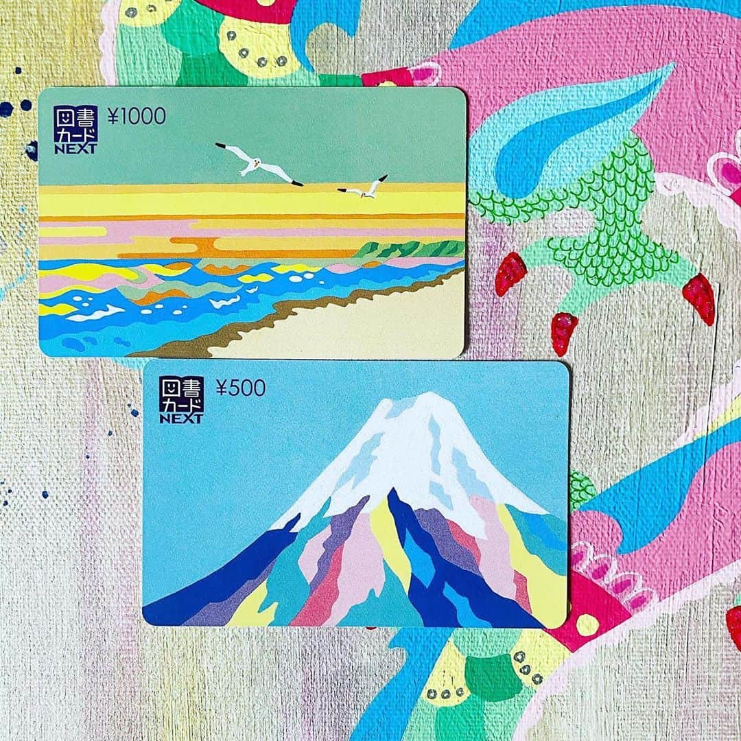松尾たいこさんのインスタグラム写真 - (松尾たいこInstagram)「想像の翼を広げてチャレンジしてみて😊どんな色になるかな？ 図書カードNEXT 「ヨメバ、ヒロガル。」  塗り絵バージョンもあるんです。  10/1(木)読売KODOMO新聞です。  図書カードに描かれた富士山。その向こうには、どんな世界が待っているんだろう。  あなたの好きな色で塗ってみてね。  I made a coloring picture of Mt. Fuji for the newspaper advertisement 📰  これ線画用にあらためて描き下ろしたので、色付きバージョンとは微妙に違うんですよ。  あんまり細かくならないよう、女の子の表情とかコスモスの表現など変えてます。  ぜひお手元にある方は、塗り絵チャレンジしてみて下さいね。 柴犬の横に、猫とか男の子とか足してもオッケー👌  自由に自分の世界を表現してみてください😆  ※私の作品への質問やお問い合わせはお気軽に⠀ ⠀ ⠀ #japaneseartist #liveintokyo #myartwork #acrylicpainting #art #artoftheday #happyart #loveart #lovejapan #artposts #acrylic #artlovers #colorfulworld #artstagram #paintlover #lovetheworld #modernart #modernartist #現代アート #現代美術 #artmodern #図書カードnext #読売kodomo新聞 #塗り絵 #富士山」10月3日 8時45分 - taikomatsuo