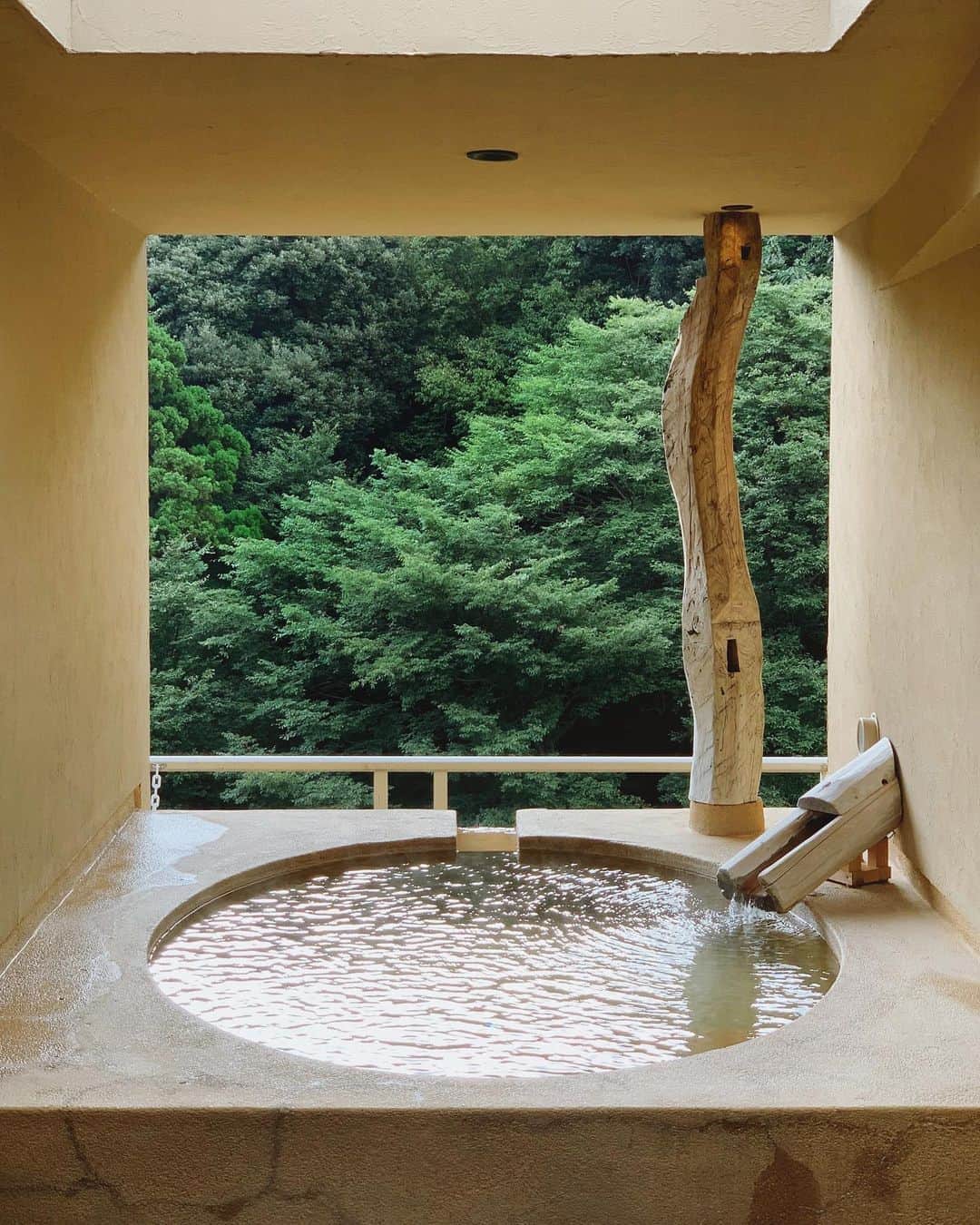 猪鼻ちひろのインスタグラム：「良き朝💯 泊まった日の翌朝の朝温泉がいちばん好き。 #ちひろtrip温泉 #ちひろトリップ #温泉 #温泉旅行」