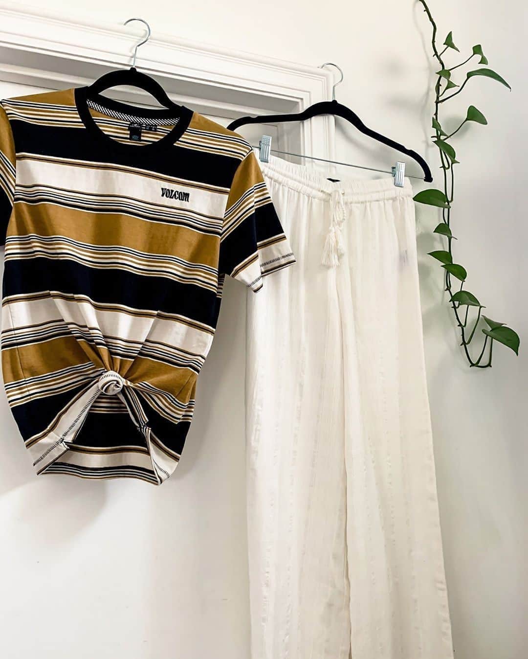 ボルコムのインスタグラム：「@volcomwomens' 'Sun Spent Pant' + 'Doing Fine Short Sleeve' = Perfect combo 🍃 #taptoshop」