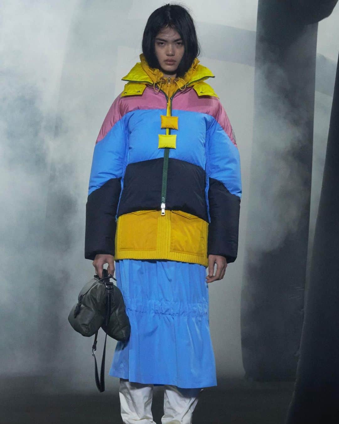 Saks Fifth Avenueさんのインスタグラム写真 - (Saks Fifth AvenueInstagram)「COLLAB ALERT: @jw_anderson joins @moncler in a collection of gender-defying pieces that are architectural in design—perfect for every cool-weather adventure. #SaksStyle」10月3日 8時48分 - saks
