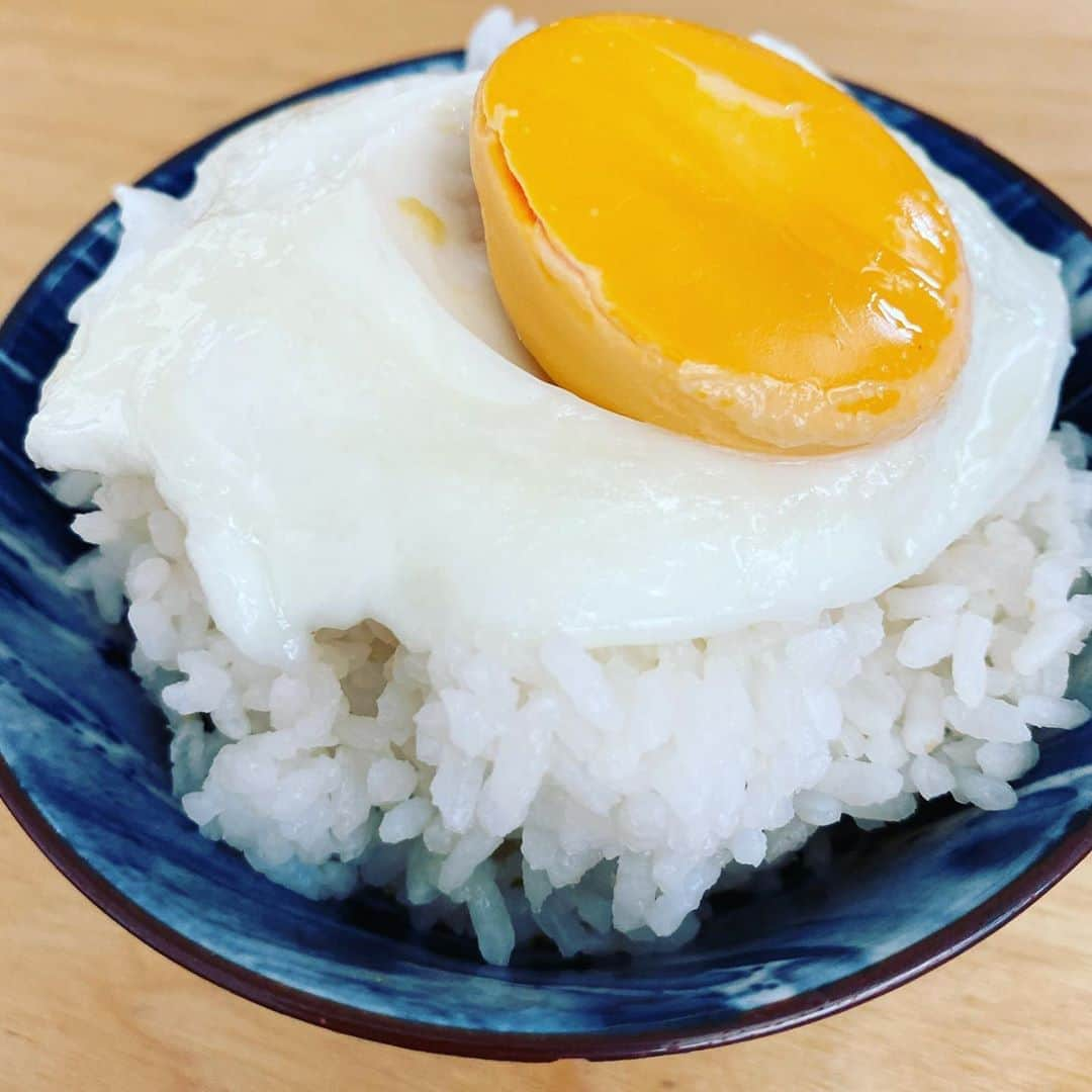 原口あきまささんのインスタグラム写真 - (原口あきまさInstagram)「お歯ようさん✌️   今日は、ご飯の上に乗せちゃう✌️  #お歯よう #朝食 #目玉焼き #コレやる人 #何かける派？」10月3日 8時52分 - akimasa_haraguchi